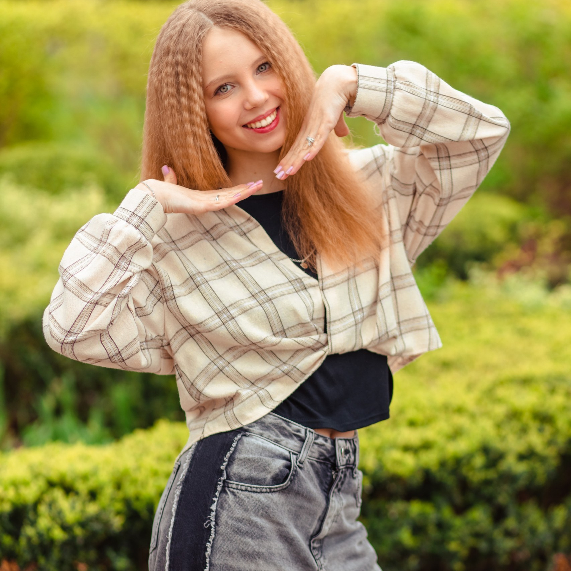 Фотосессия школьницы на природе для выпускного альбома Краснодар