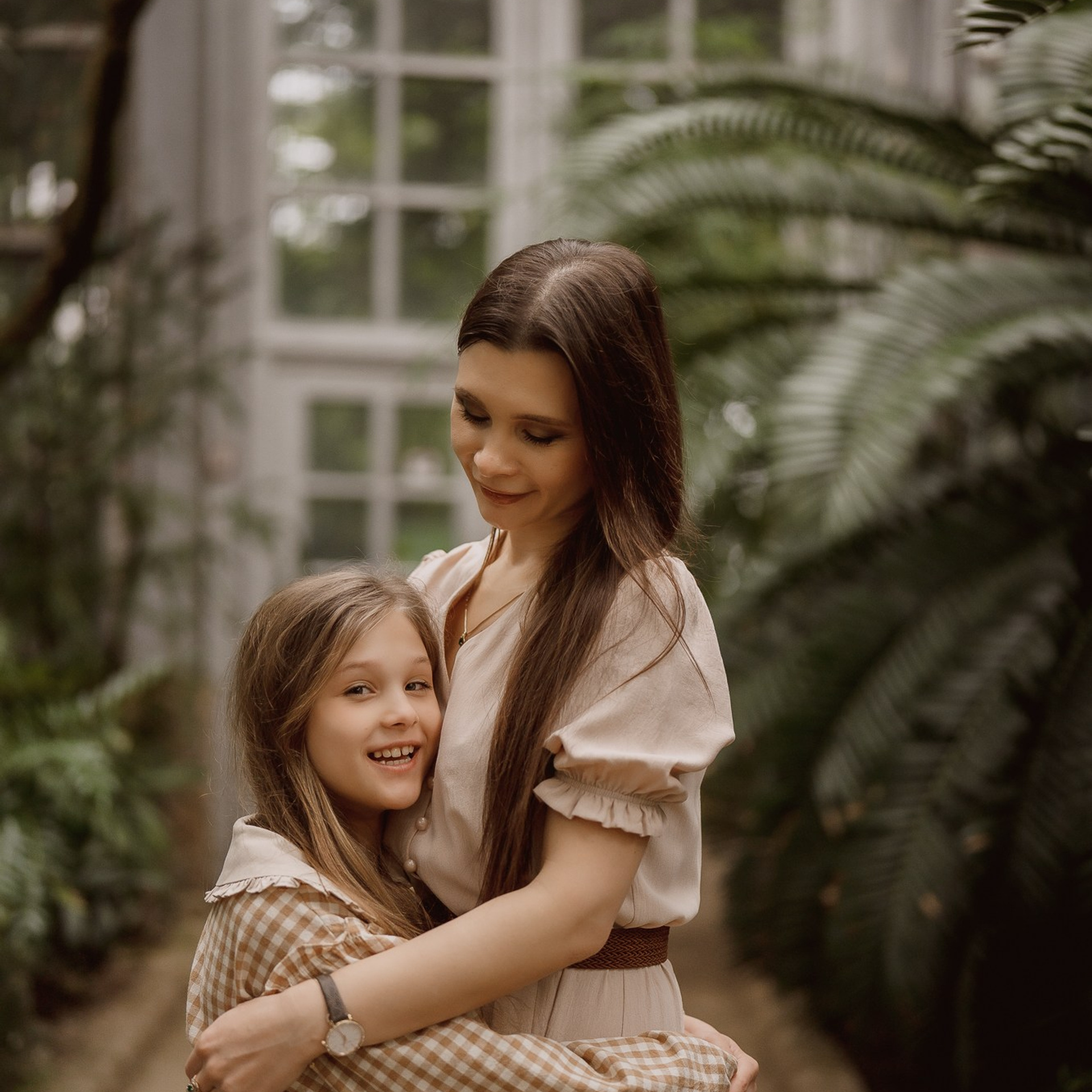 Алина и мама Алёна. Фондовая оранжерея