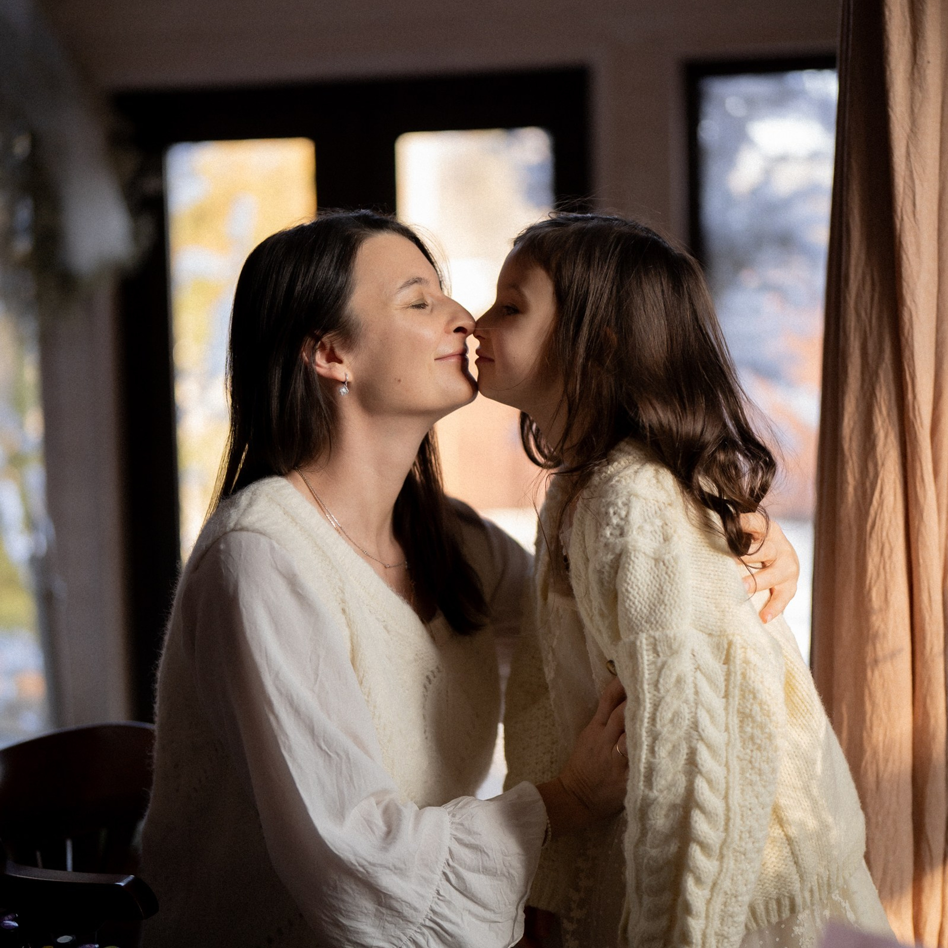 Рита с мамой Татьяной в весенней истории. Локация дом Элли г. Пушкино