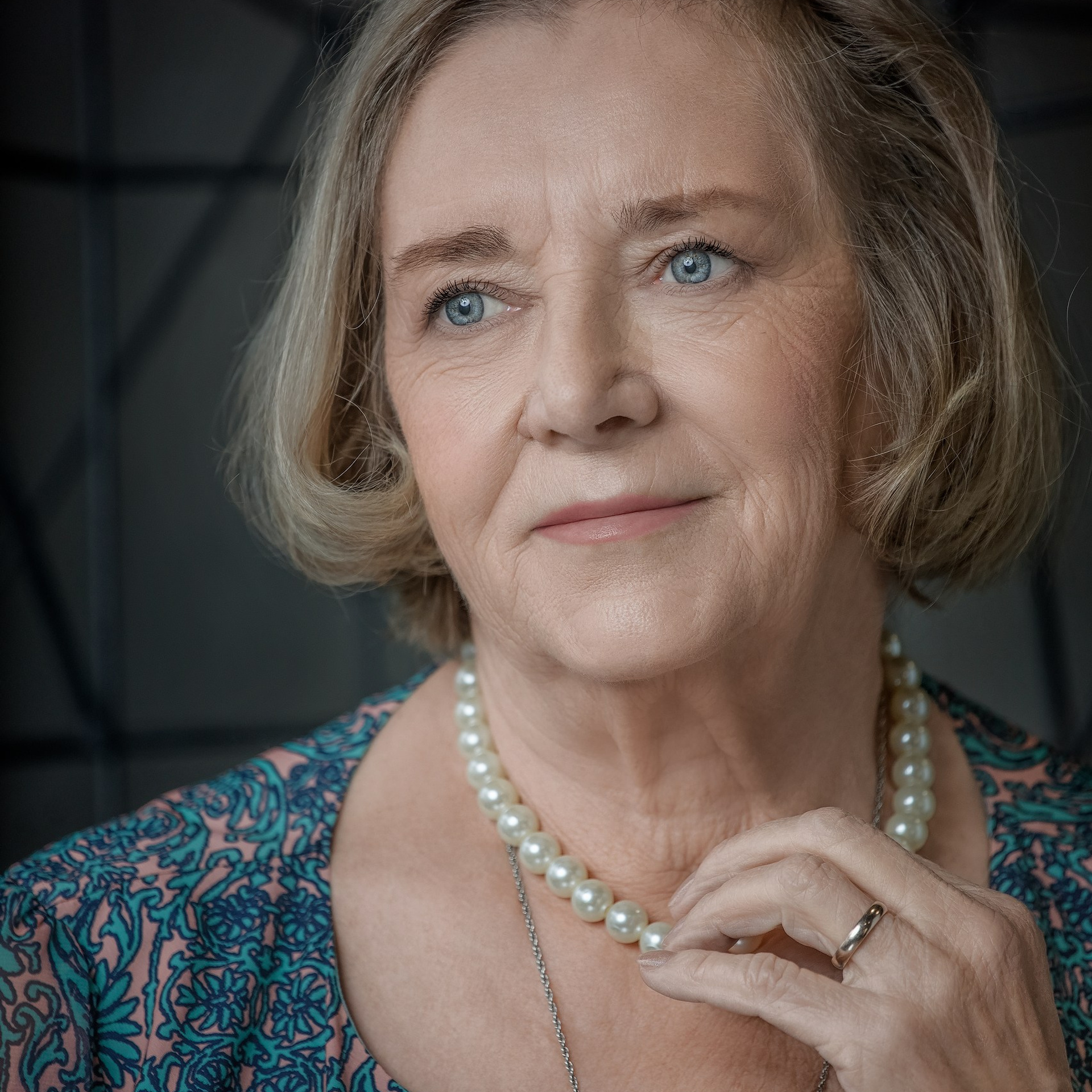 Базовая ретушь + Выравнивание контура губ + Ретушь ресниц