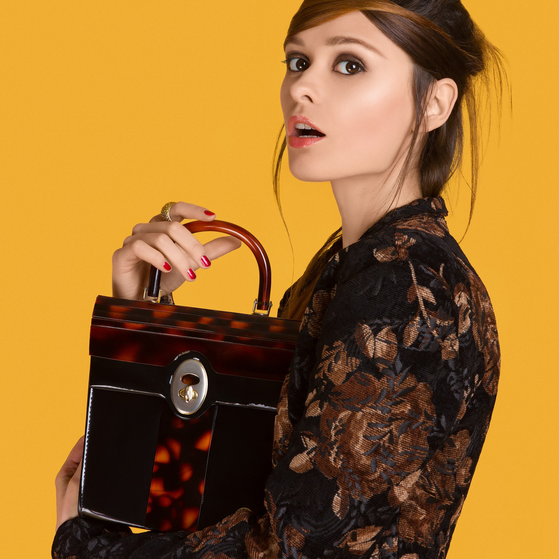 Базовая ретушь + Выравнивание фона + Коррекция зубов + Ретушь волос +  Ретушь сумки