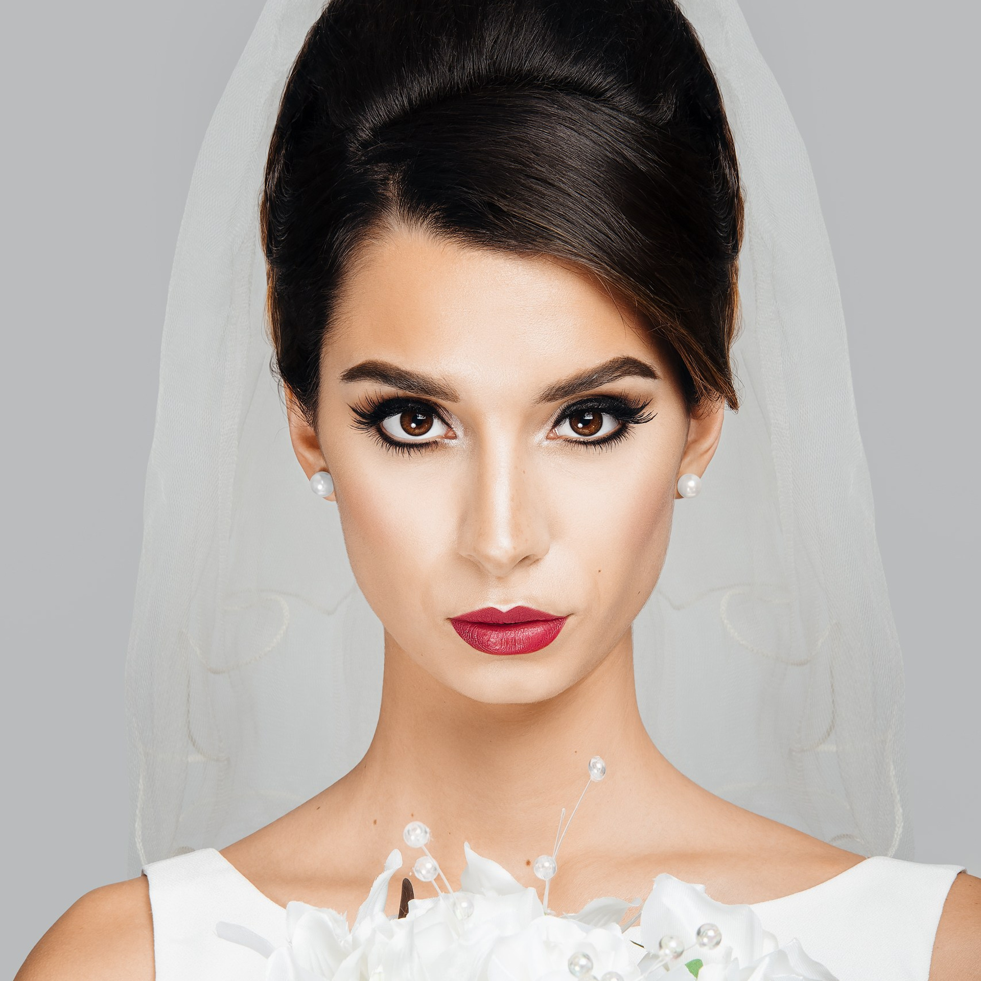 Скинтон + Ретушь кожи +Ретушь Make-up + Ретушь ресниц + Выравнивание контура губ + Коррекция причёски +  Ретушь волос + Клонирование фаты + Удаление лишних волос с фаты                                      https://www.behance.net/gallery/234013919/retush-portreta