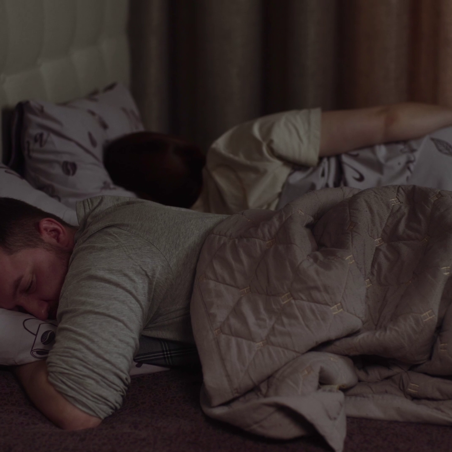 первая сцена музыкального клипа, где мужчина лежит в постели с женщиной