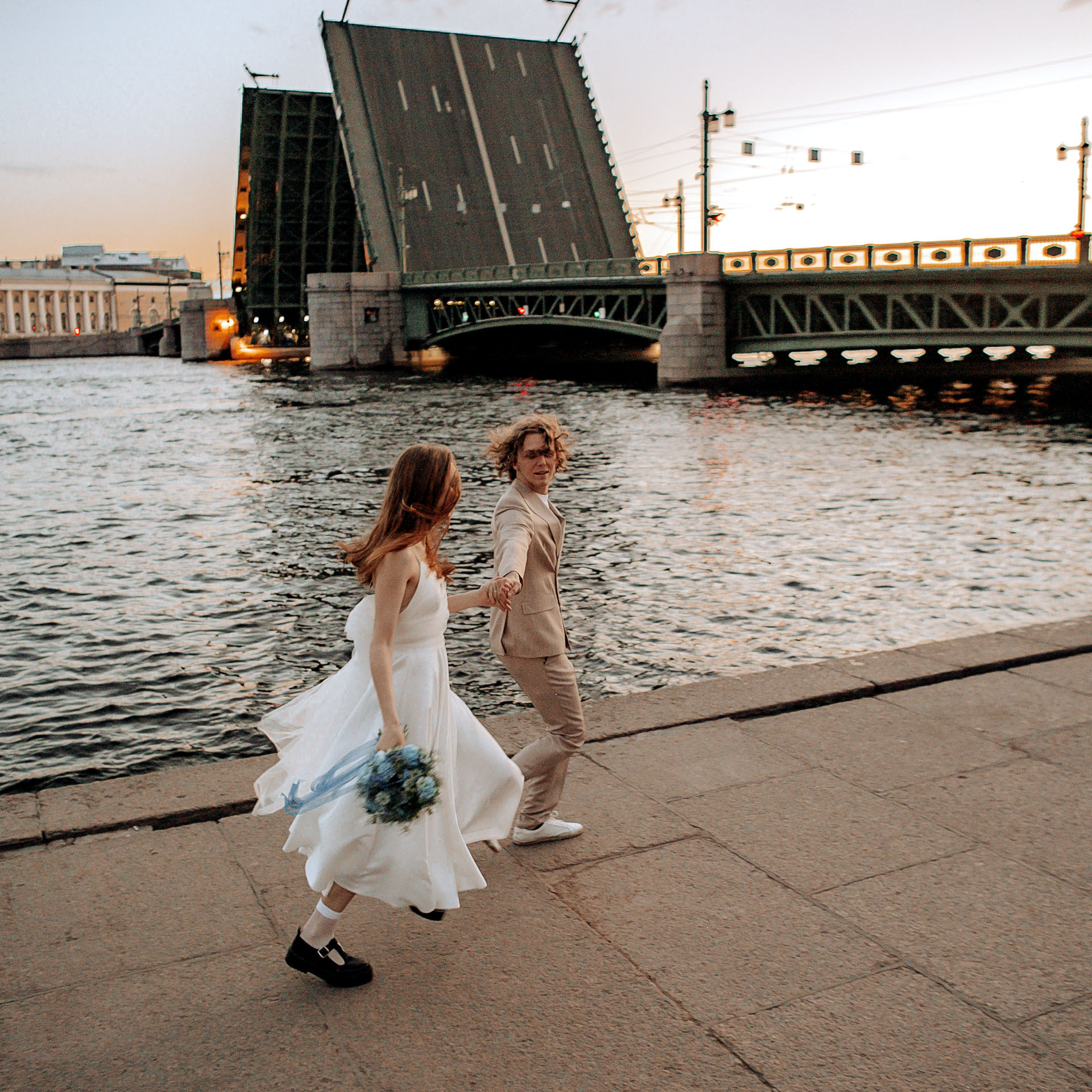 Разводные мосты и катер