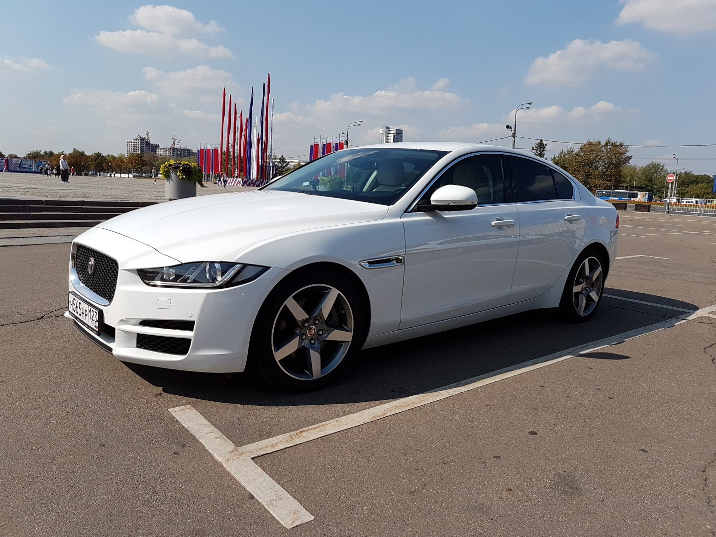 Аренда ягуар на свадьбу. Минивен на свадьбу. Праздничное агентство ПИОН