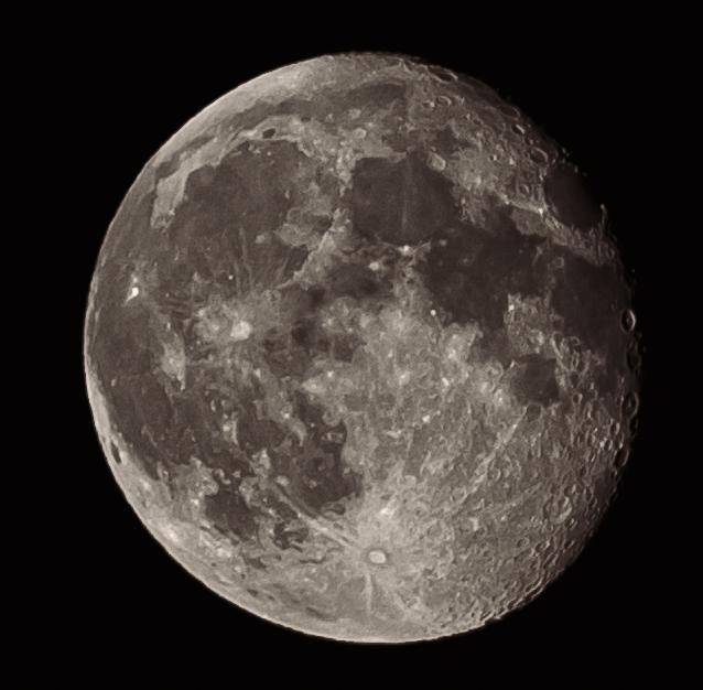 Разрешение фотокамеры дает возможности снимать даже Луну с земли