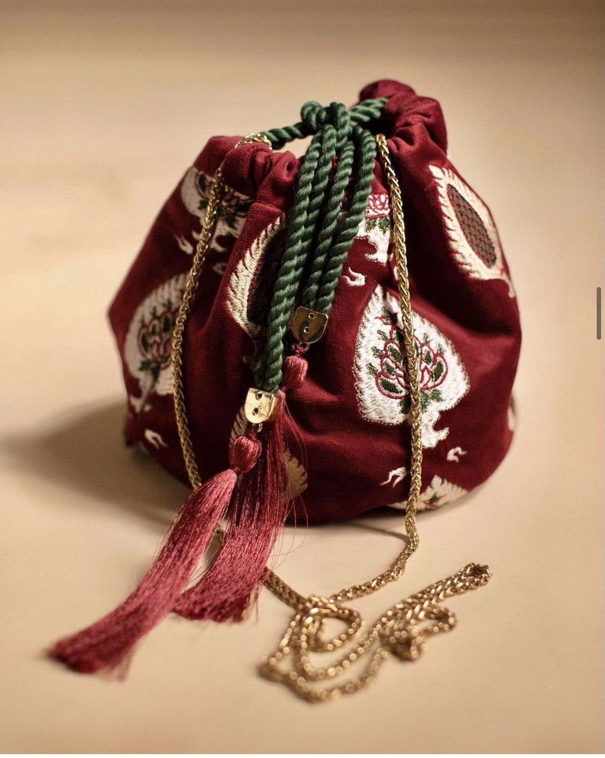 Маленькая бархатная сумка мешочек с декоративным шнурком