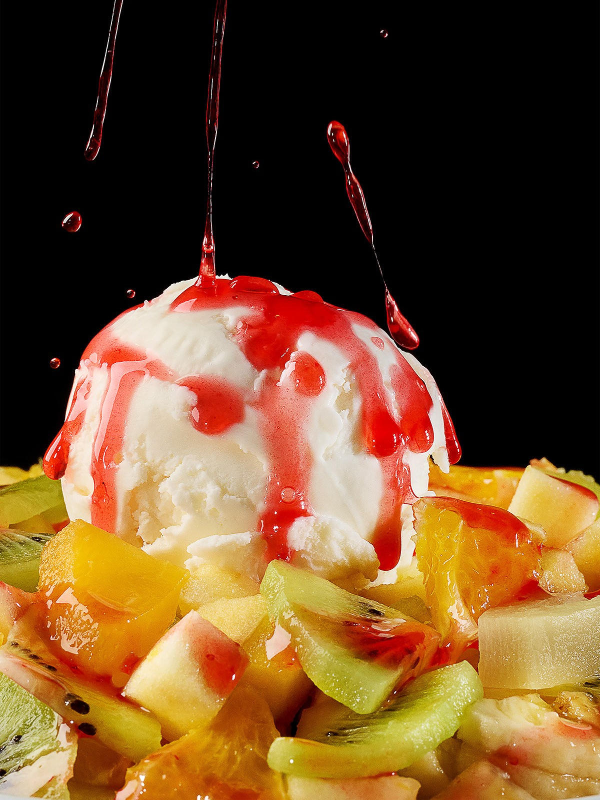 шарик мороженого политый сиропом