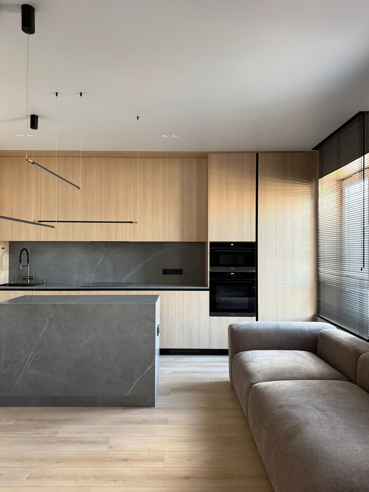 ЖК Екатерининский парк. Дизайн студия, занимаемся разработкой Дизайн проектов, реализацией проектов под ключ. Мы находимся в городе Екатеринбург. Зовут Рената