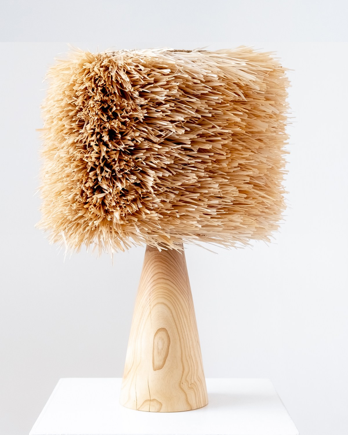 Настольный светильник ручной работы в экостиле с деревянным основанием