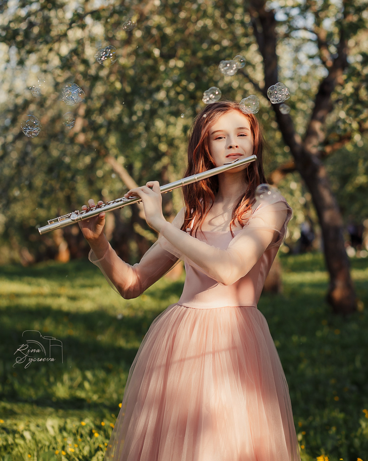 rina_sphoto, фотограф Катерина Сысуева, Рина Сысуева,  женский фотограф Москва,  профессиональный фотограф москва, фотограф коломенское, парк коломенское, красивая девушка в розовом платье с флейтой, яблони, яблоневый сад