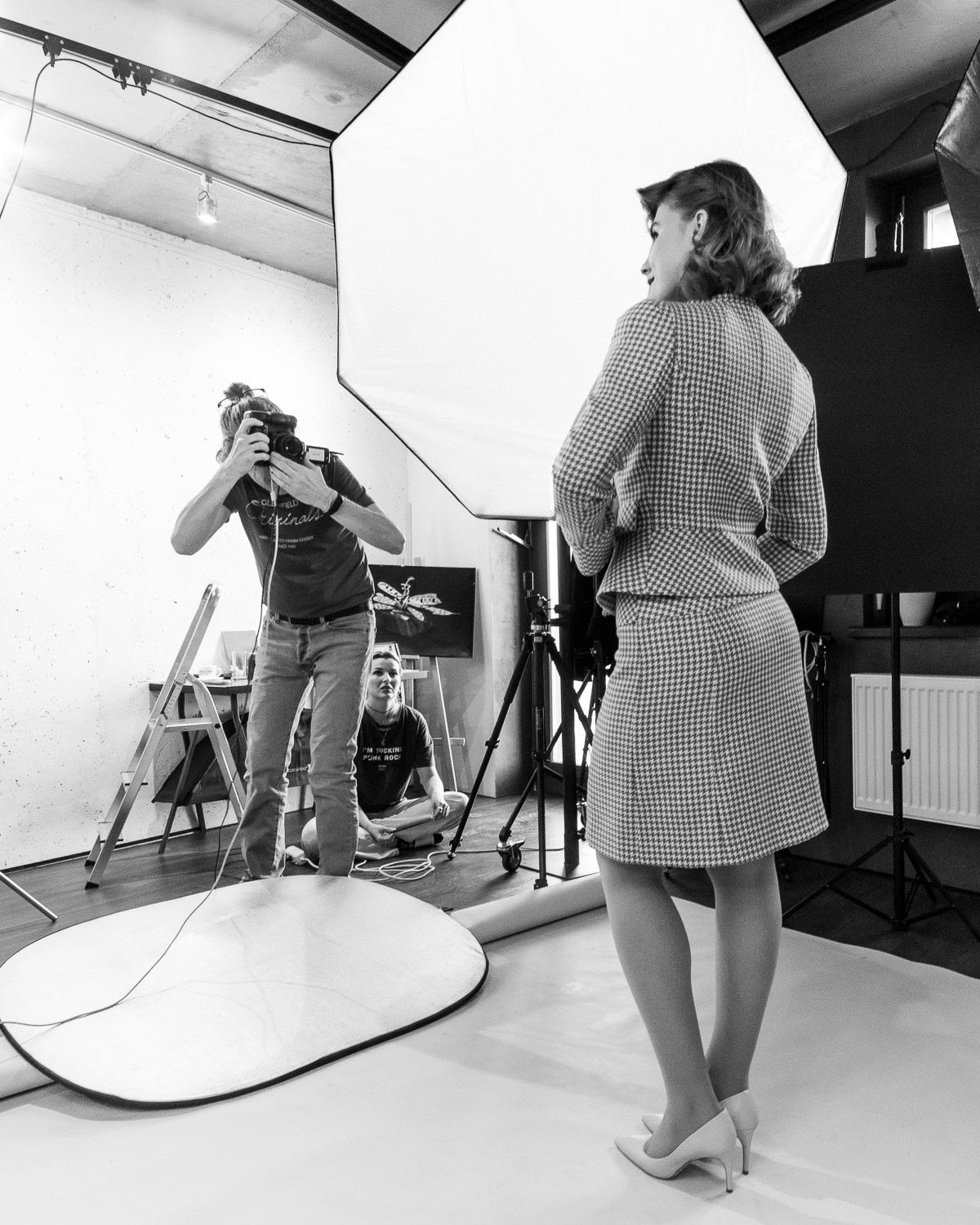 Своя фотостудия в Москве, с удобным подъездом, оснащенная всем необходимым. Если предстоит большая съемка, вы можете привезти вещи заранее