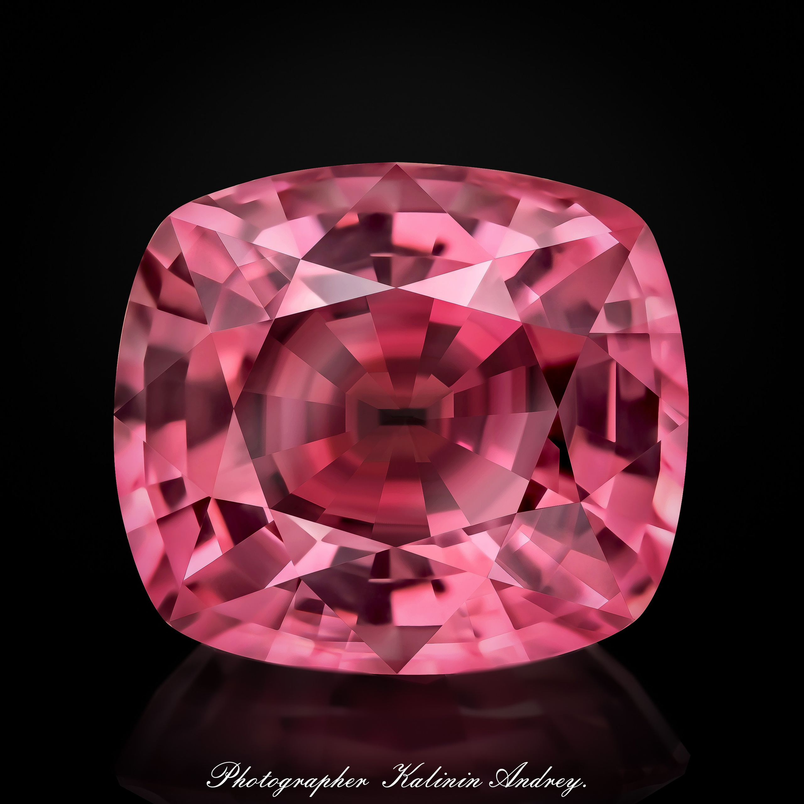 Рекламный предметный фотограф ювелирных изделий Калинин  Андрей  Сергеевич Москва тел +7 966-003-13-07. Высококачественная профессиональная рекламная фотосъёмка ювелирных украшений, драгоценных камней в Москве. Обучение, консультация