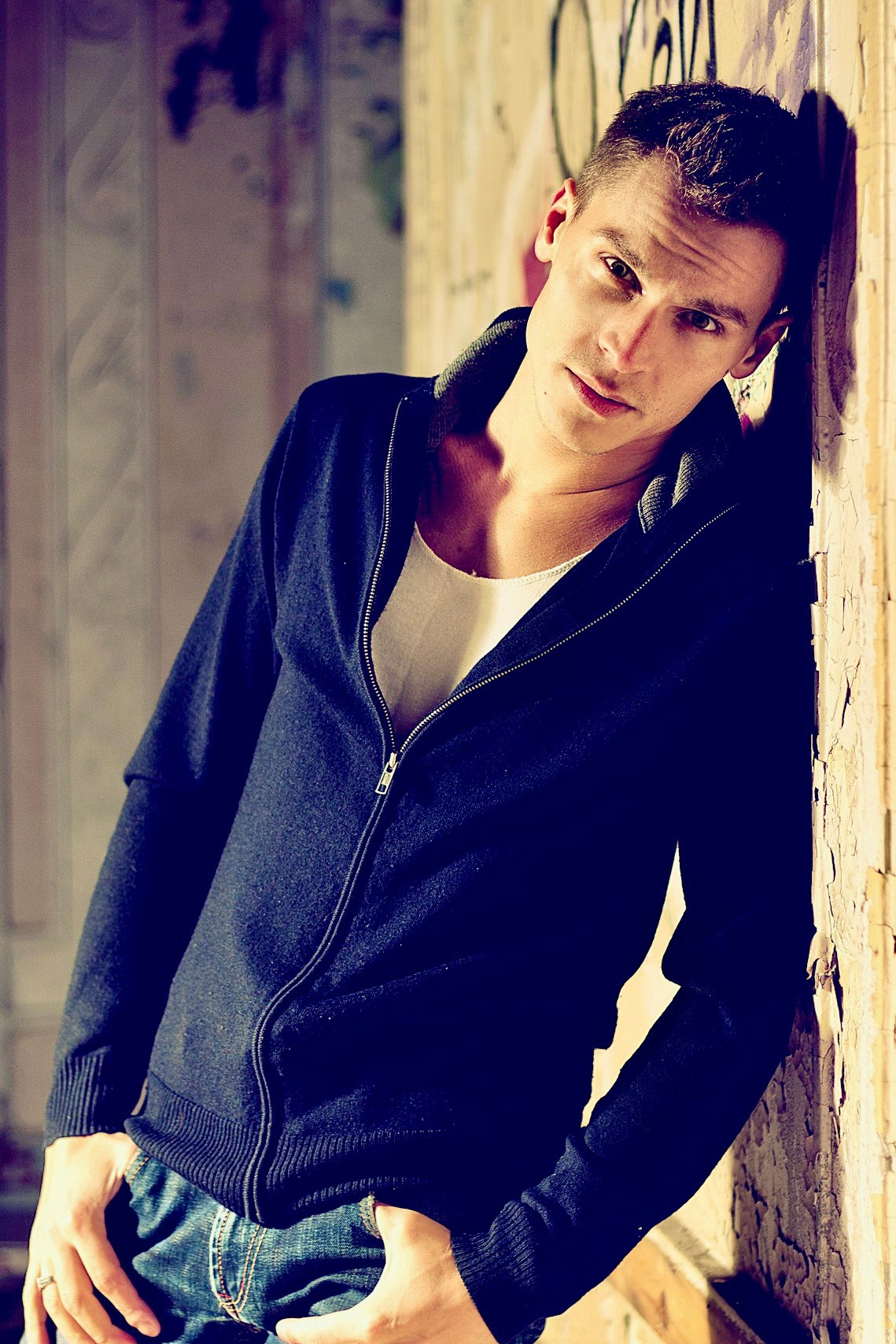 Портретная фотография, индивидуальные портреты для соцсетей и резюме, эмоциональные портреты на природе или в городе, студийные съёмки с продуманным светом и фоном.