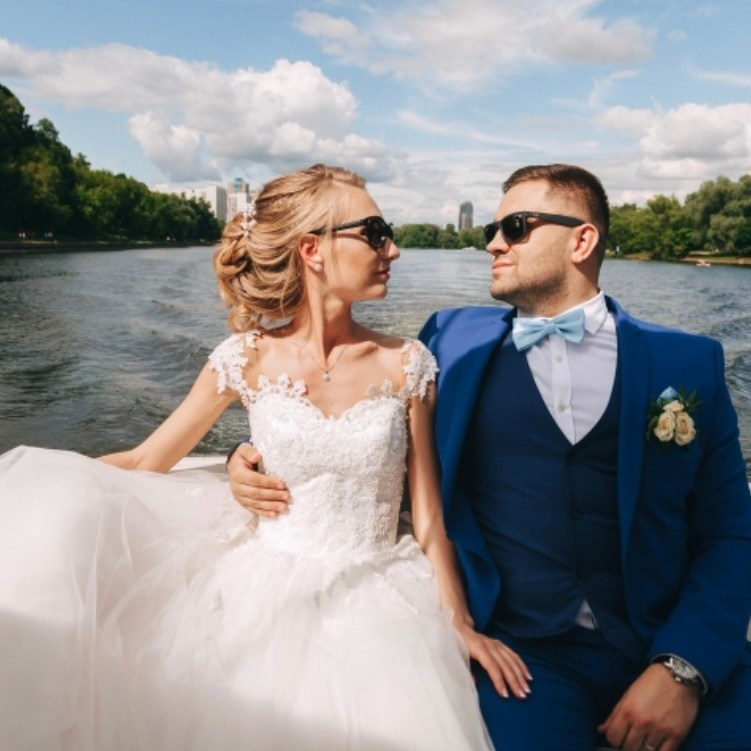 Молодожены в очках