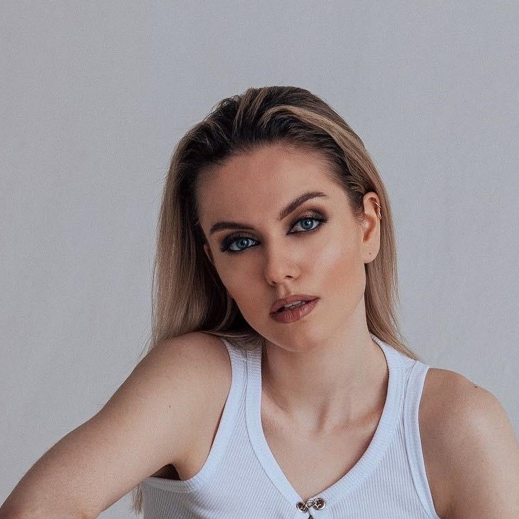 Креативные решения с участием девушек моделей для вашей рекламной кампании.