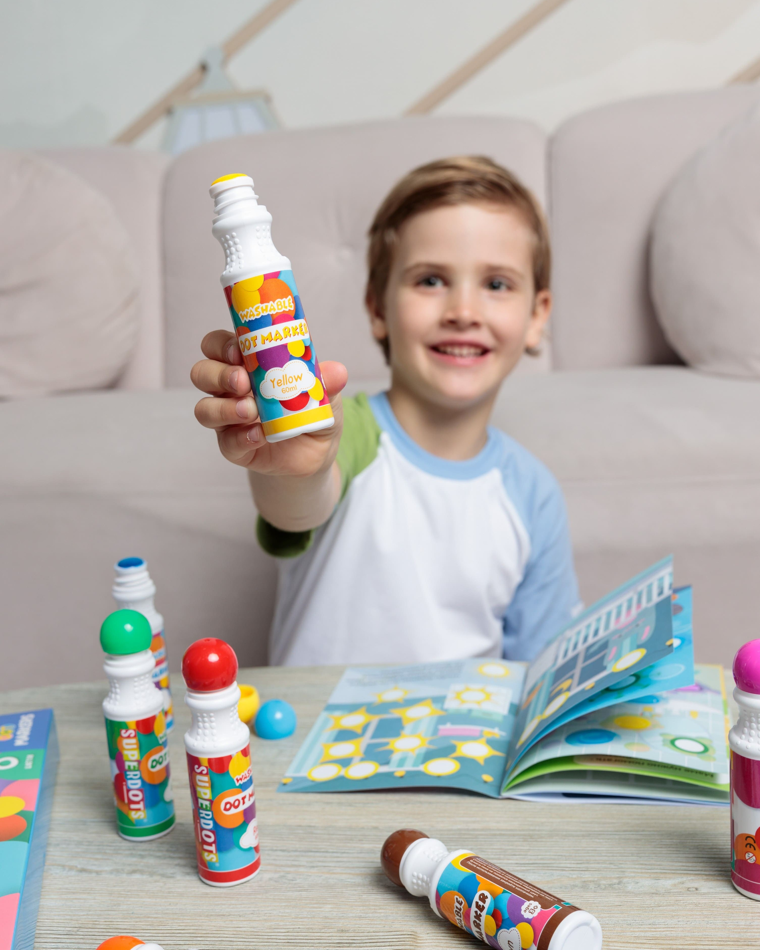 Предметная съемка детских товаров с акцентом на ярких цветах и привлекательном дизайне.
