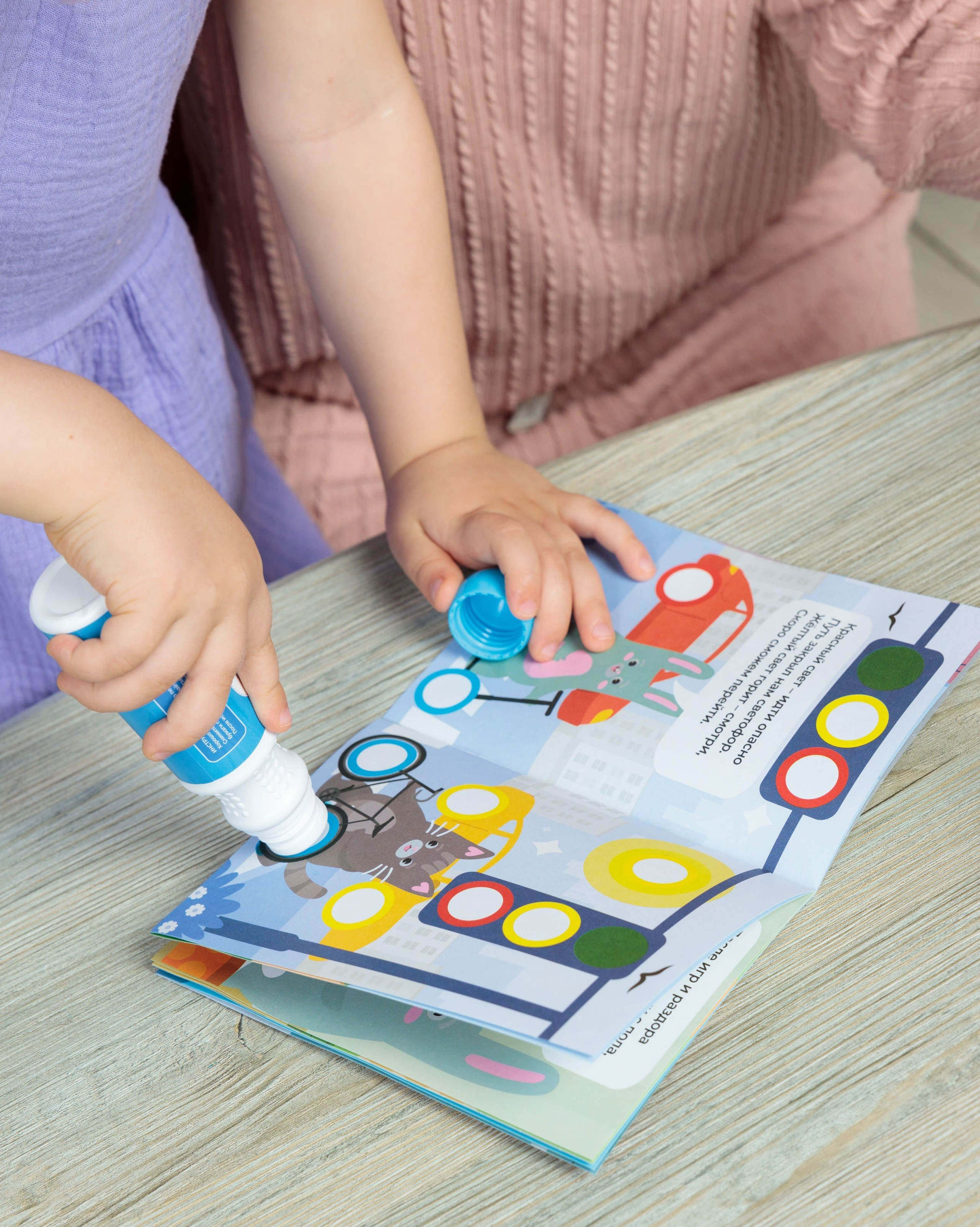 Предметная съемка детских товаров в сочетании с элементами интерьера детской комнаты.