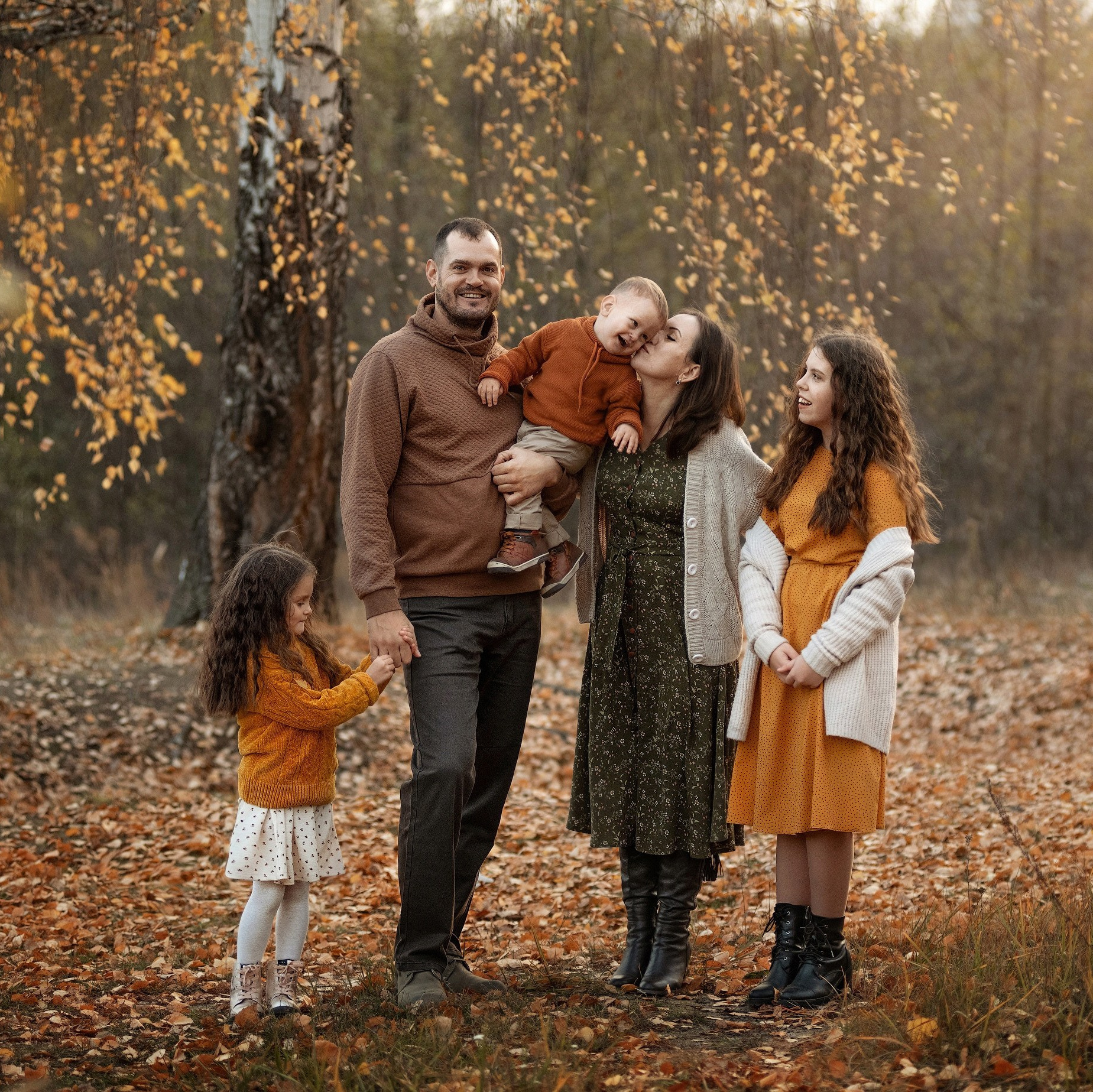 Большая семья мама, папа и трое детей