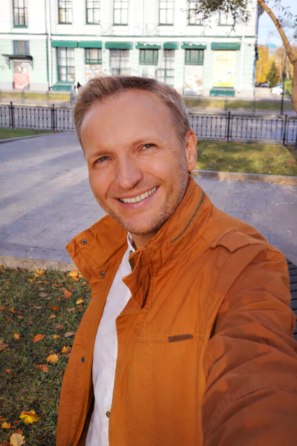 Фотограф Михаил Мормулев в спортивном костюме селфи с велосипедом