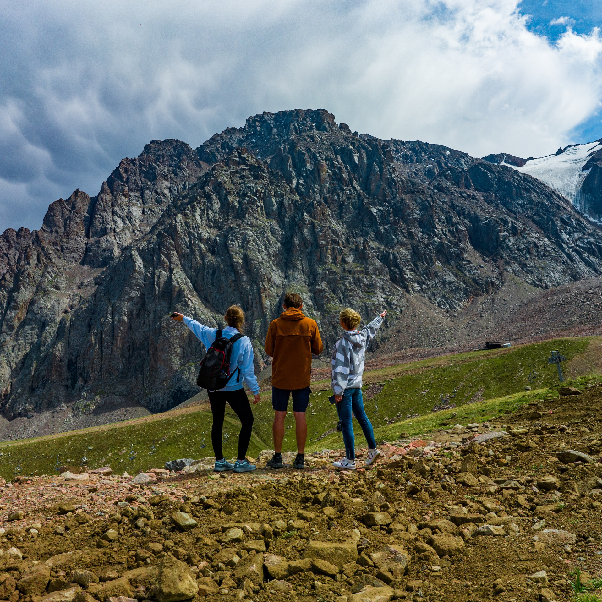 Вечный огонь и памятник 28 панфиловцам в Алматы — мемориальный комплекс