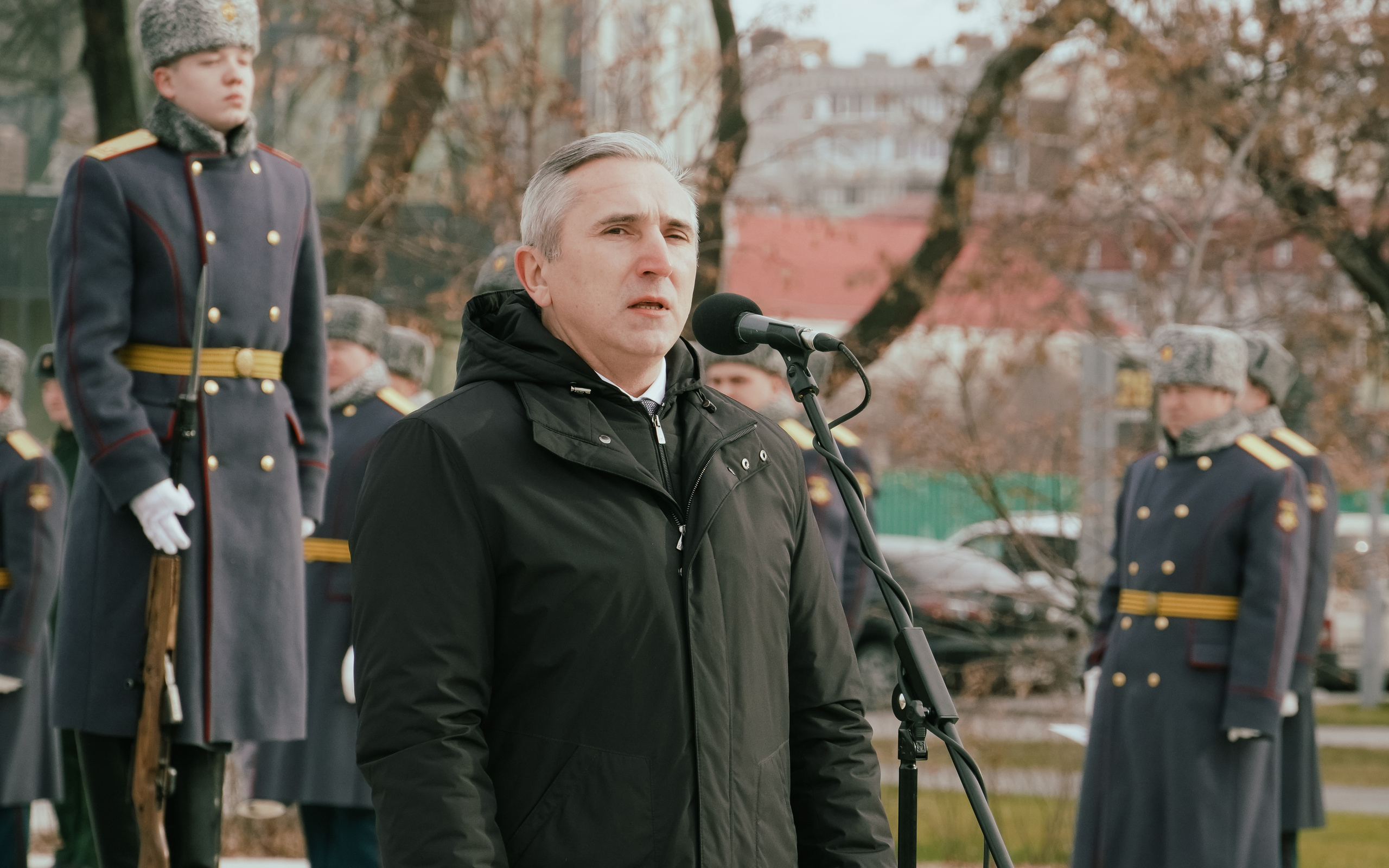 В центре Тюмени открыли стелу «Город трудовой доблести»