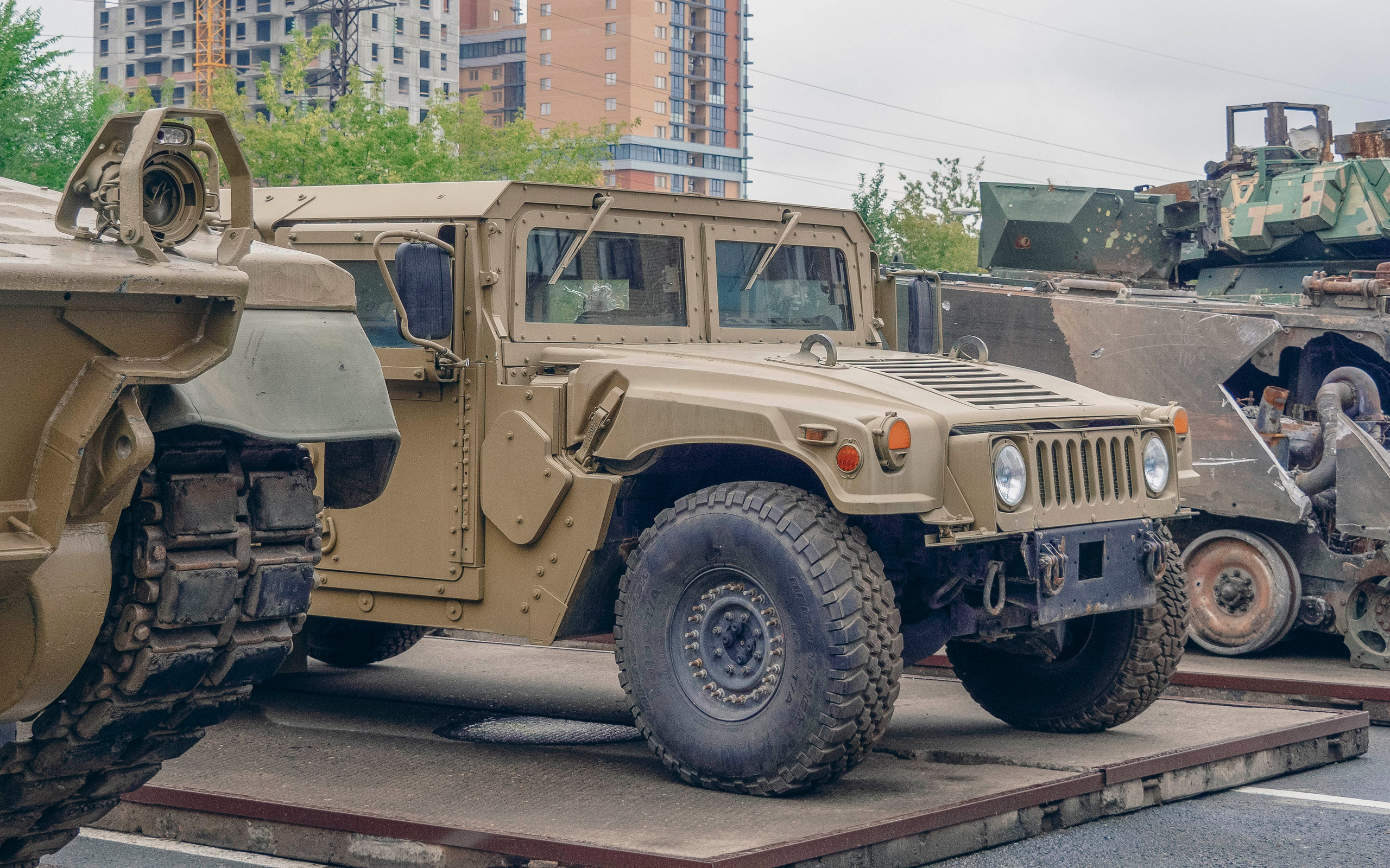 Выставка трофейной военной техники стран НАТО в Тюмени