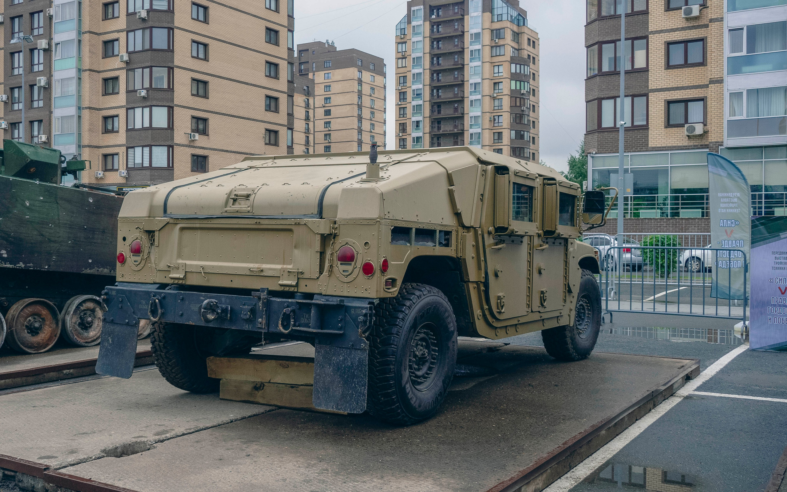Выставка трофейной военной техники стран НАТО в Тюмени