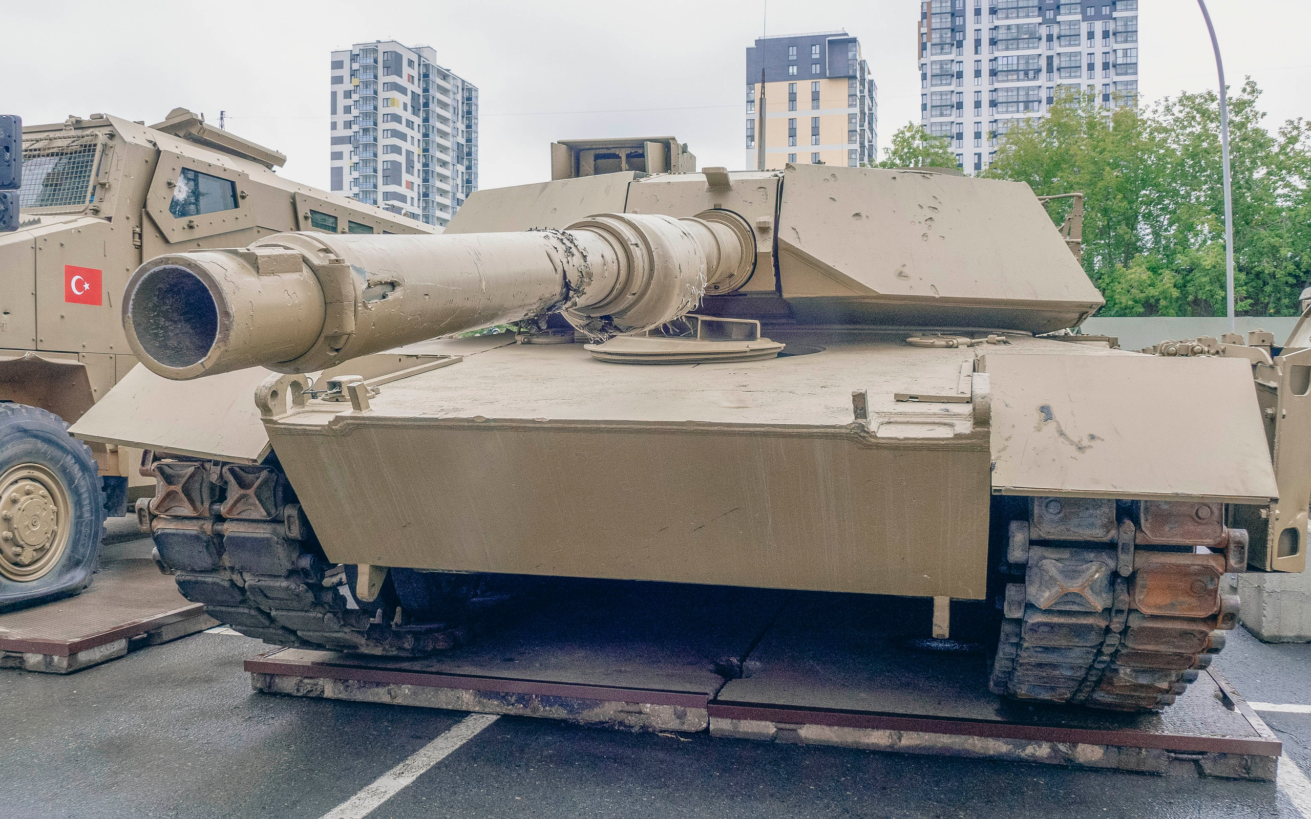 Выставка трофейной военной техники стран НАТО в Тюмени