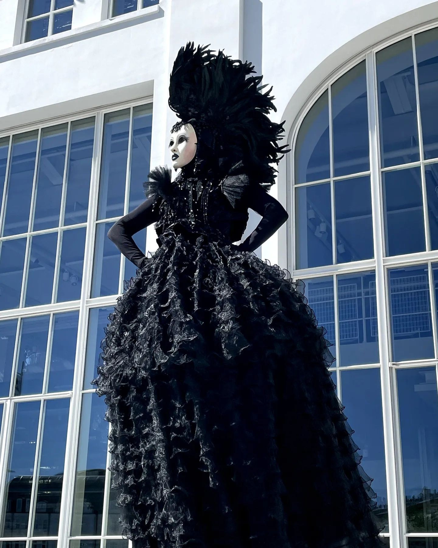 Персонаж чёрная Ворона. Мимы и Ходулисты на встречу гостей. Москва