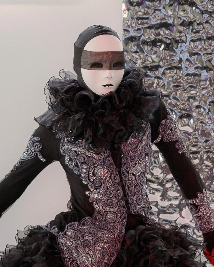 Мим в чёрном платье на встрече гостей на корпоративном мероприятии