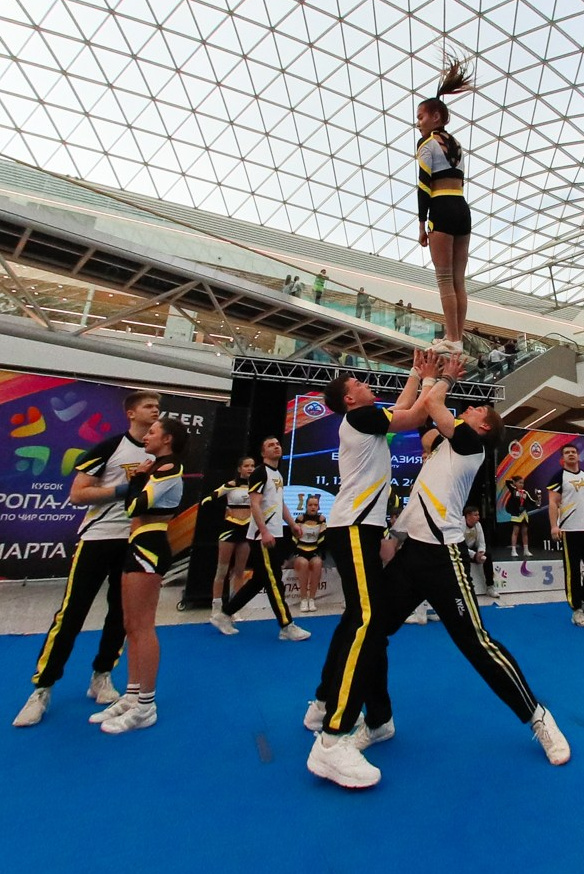 Выступление команды Чир - лидеров в РЦ "Веер-мол" на чемпионате "Европа-Азия"