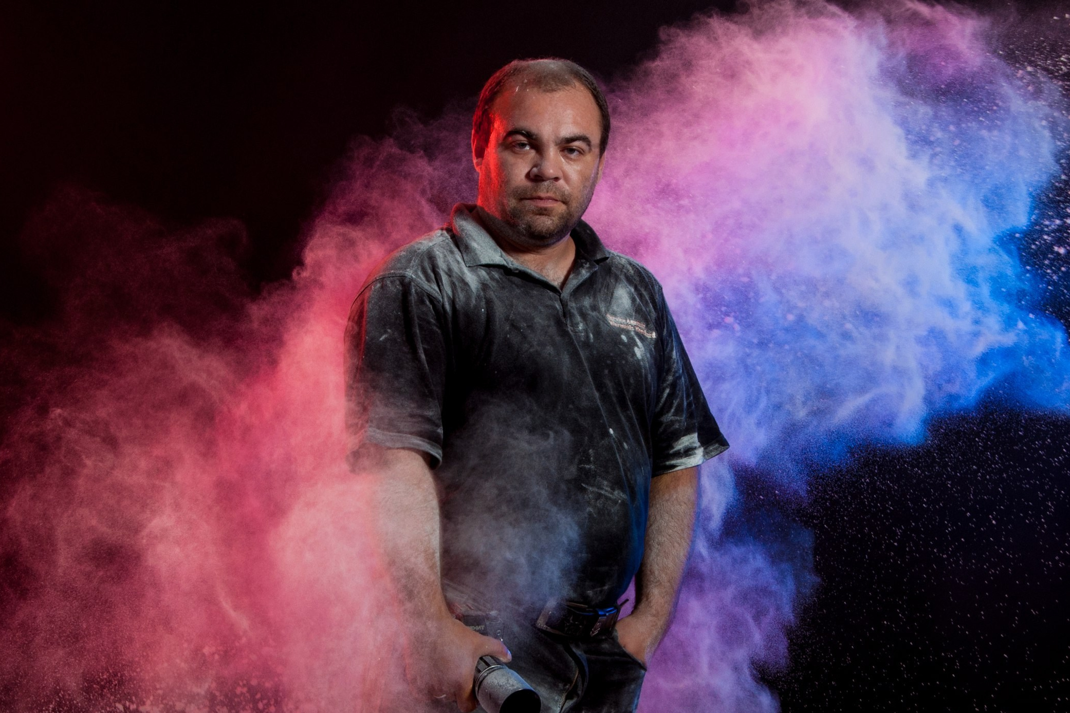 Свадебный фотограф в клубах дыма в ярком свете