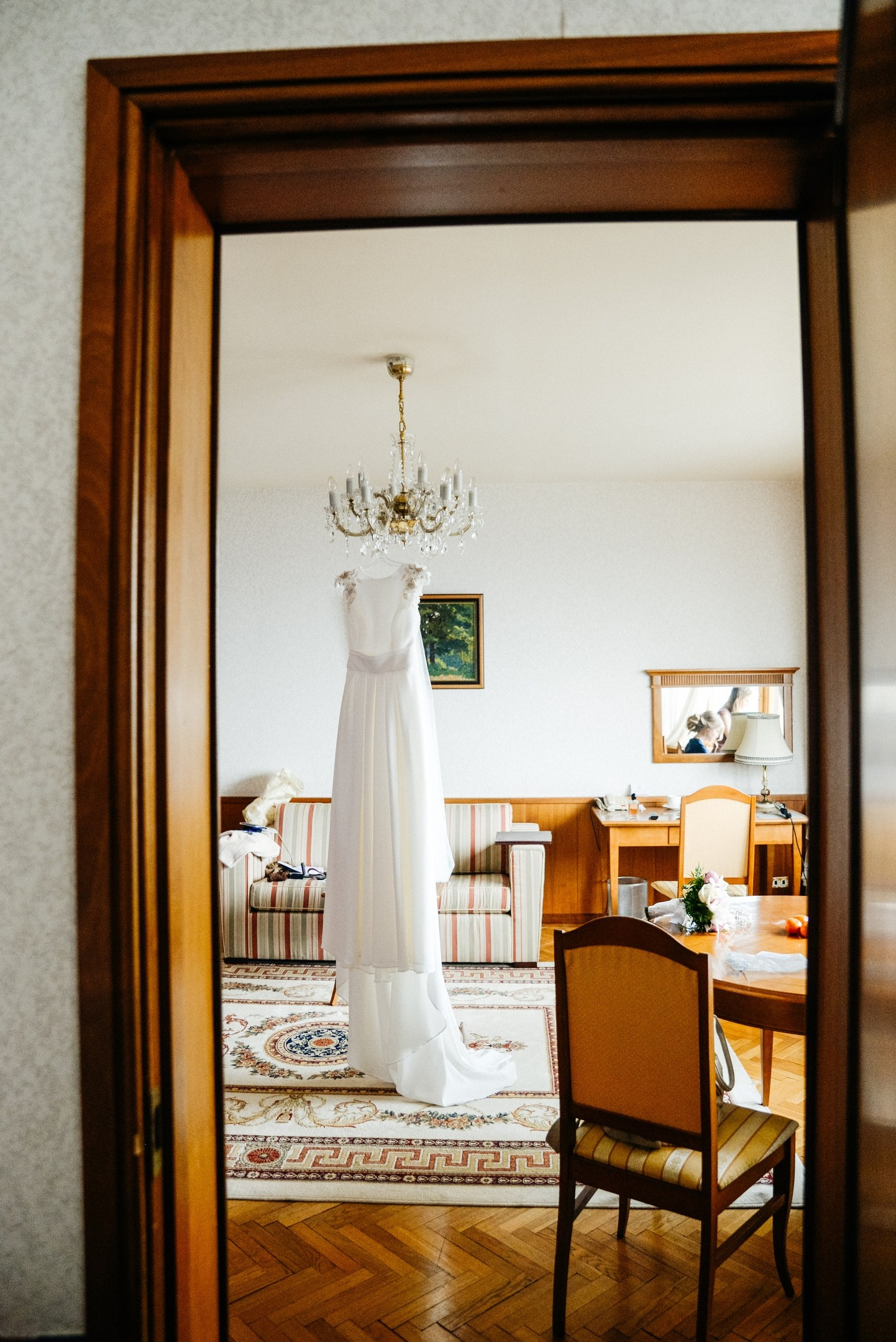 стильное свадебное платье - фотограф на сборы невесты в отеле