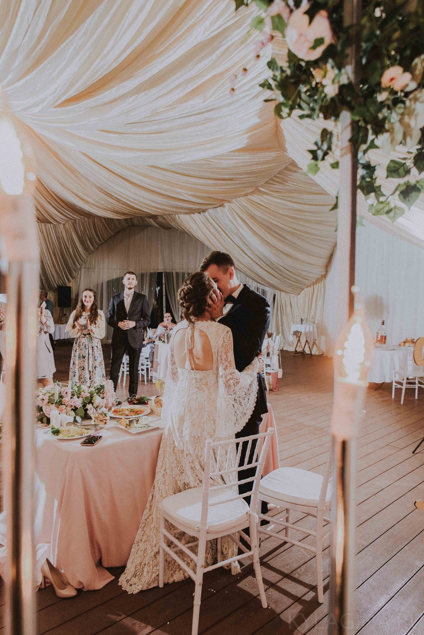 дети обожают момент разрезания свадебного торта