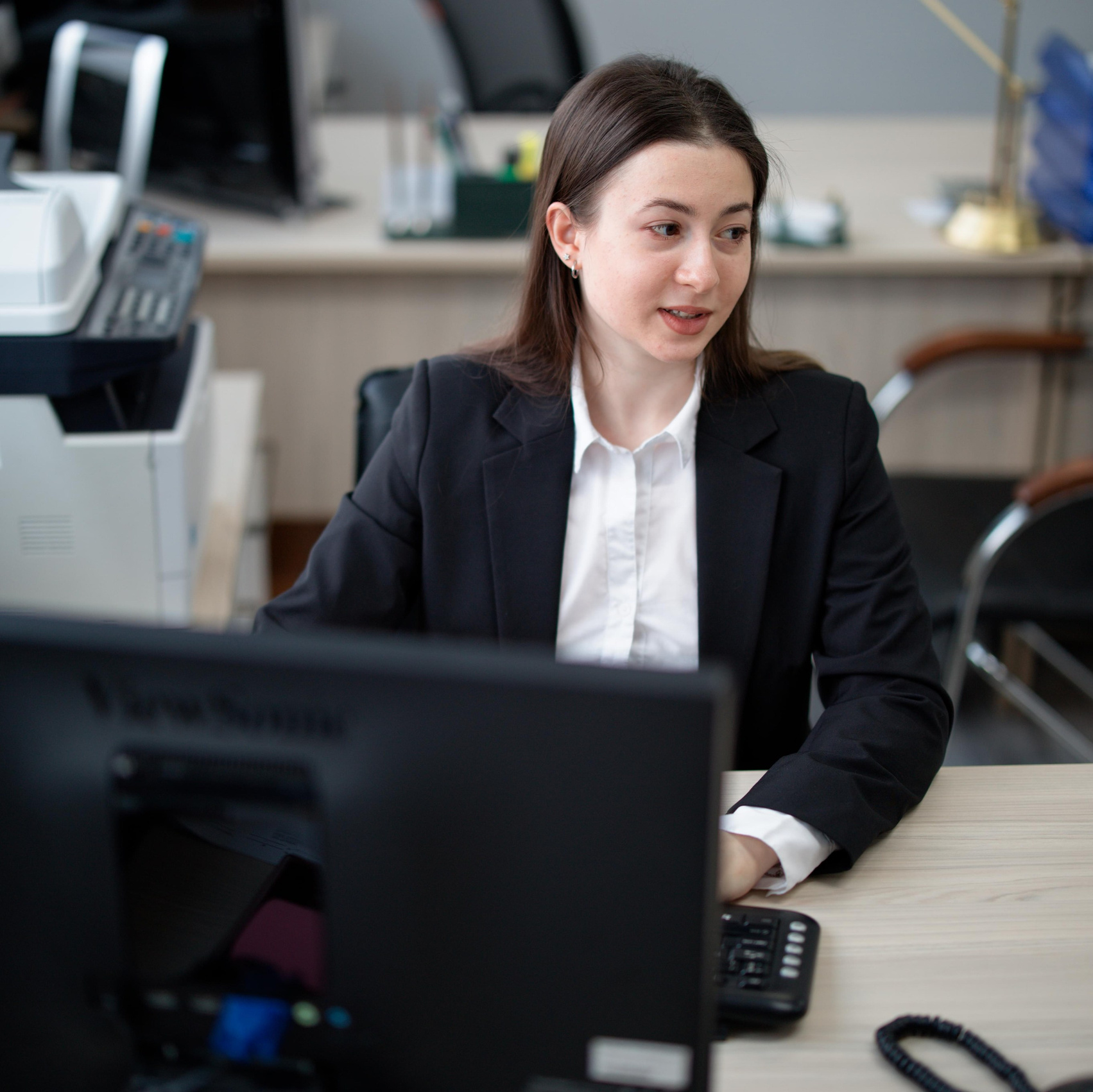 Девушка бухгалтер готовит отчётность для маркетплейсов