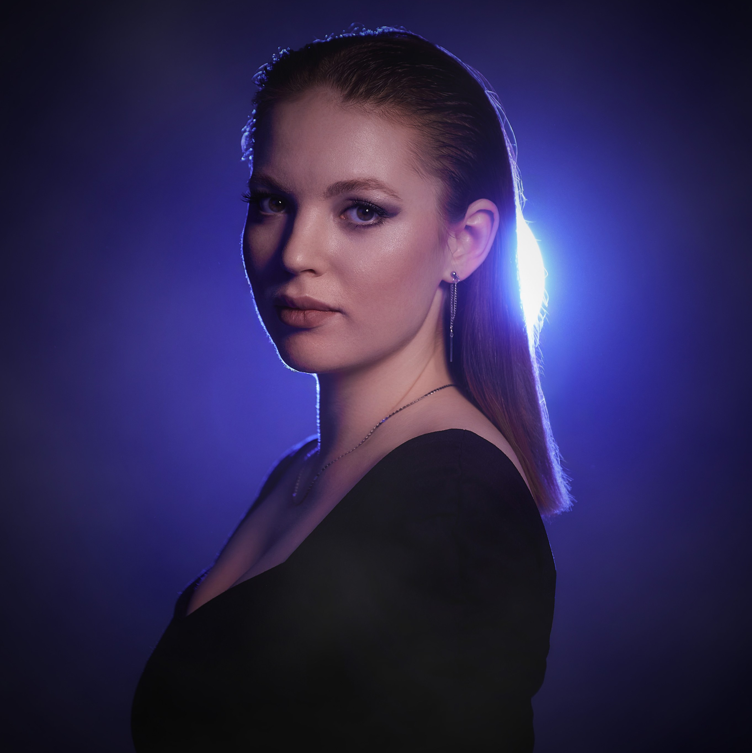 Мужская фотосессия в студии с цветным светом – профессиональный фотограф