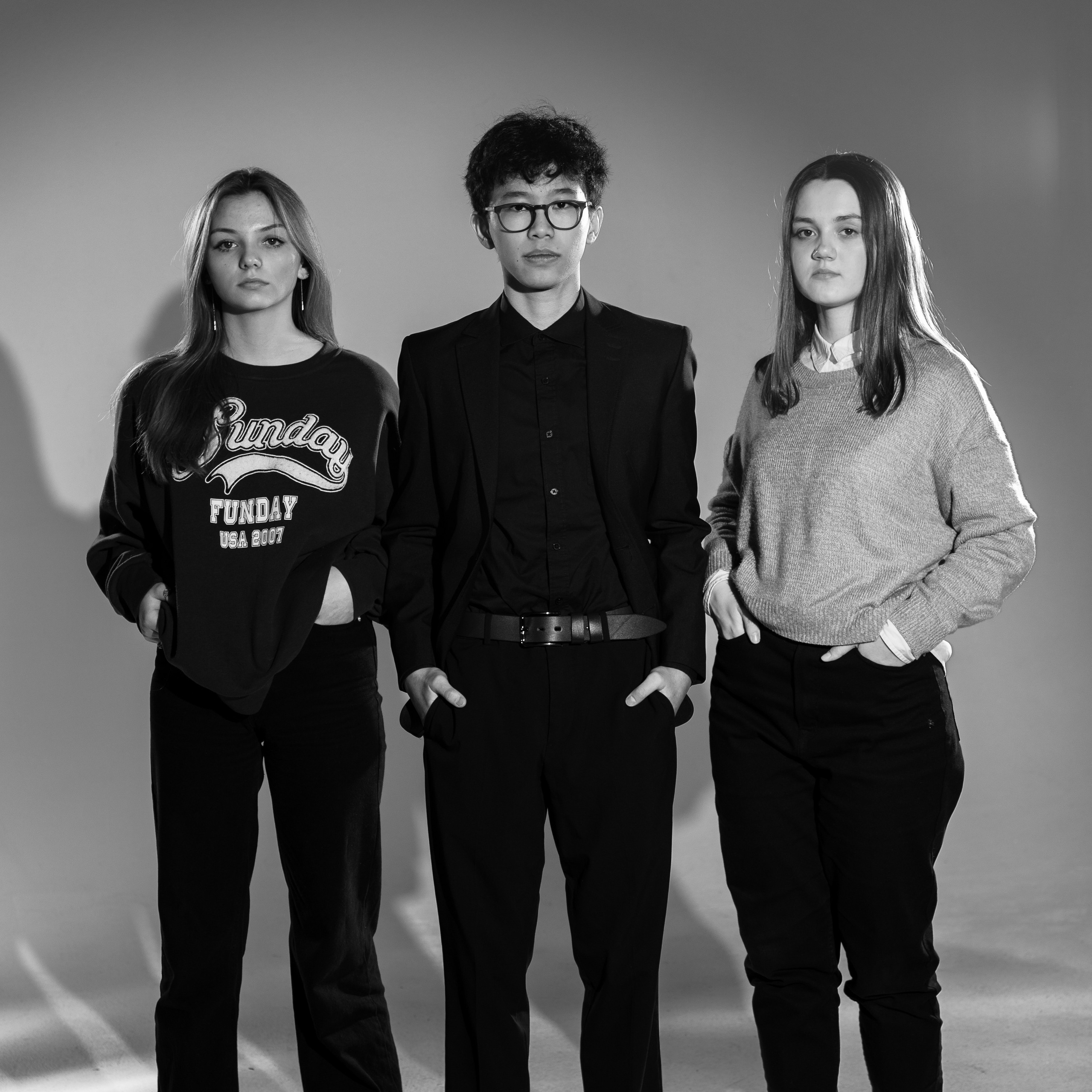 Черно-белое фото для выпускного альбома 9 класса. Трое учеников стоят, держа руки в карманах. Работа студии Вышка в Москве.