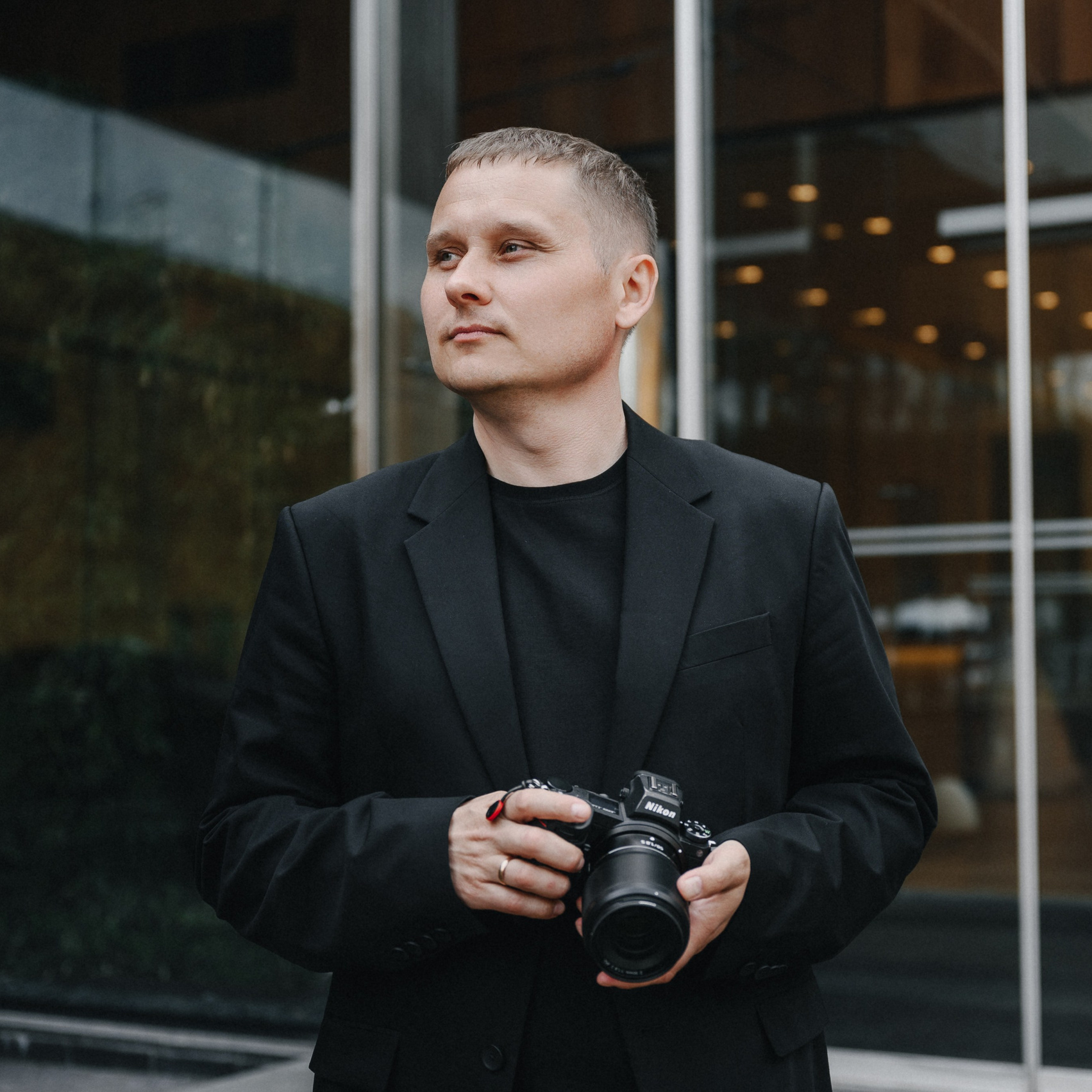 Александр Малюков с фотоаппаратом около загса в Барвихе, Москва 