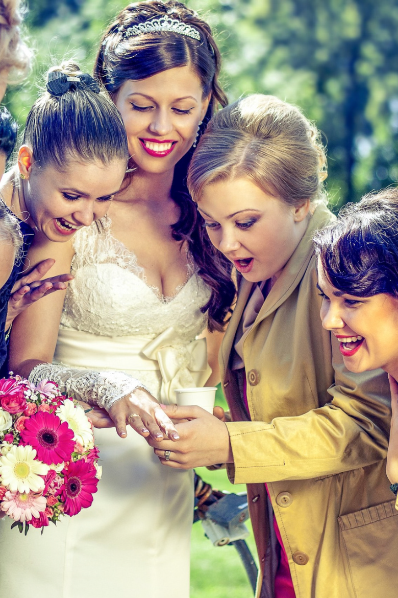 Свадебная фотография, съёмка церемонии и банкета, предсвадебные (love‑story) и послецеремониальные сессии, детали (кольца, букеты, приглашения)