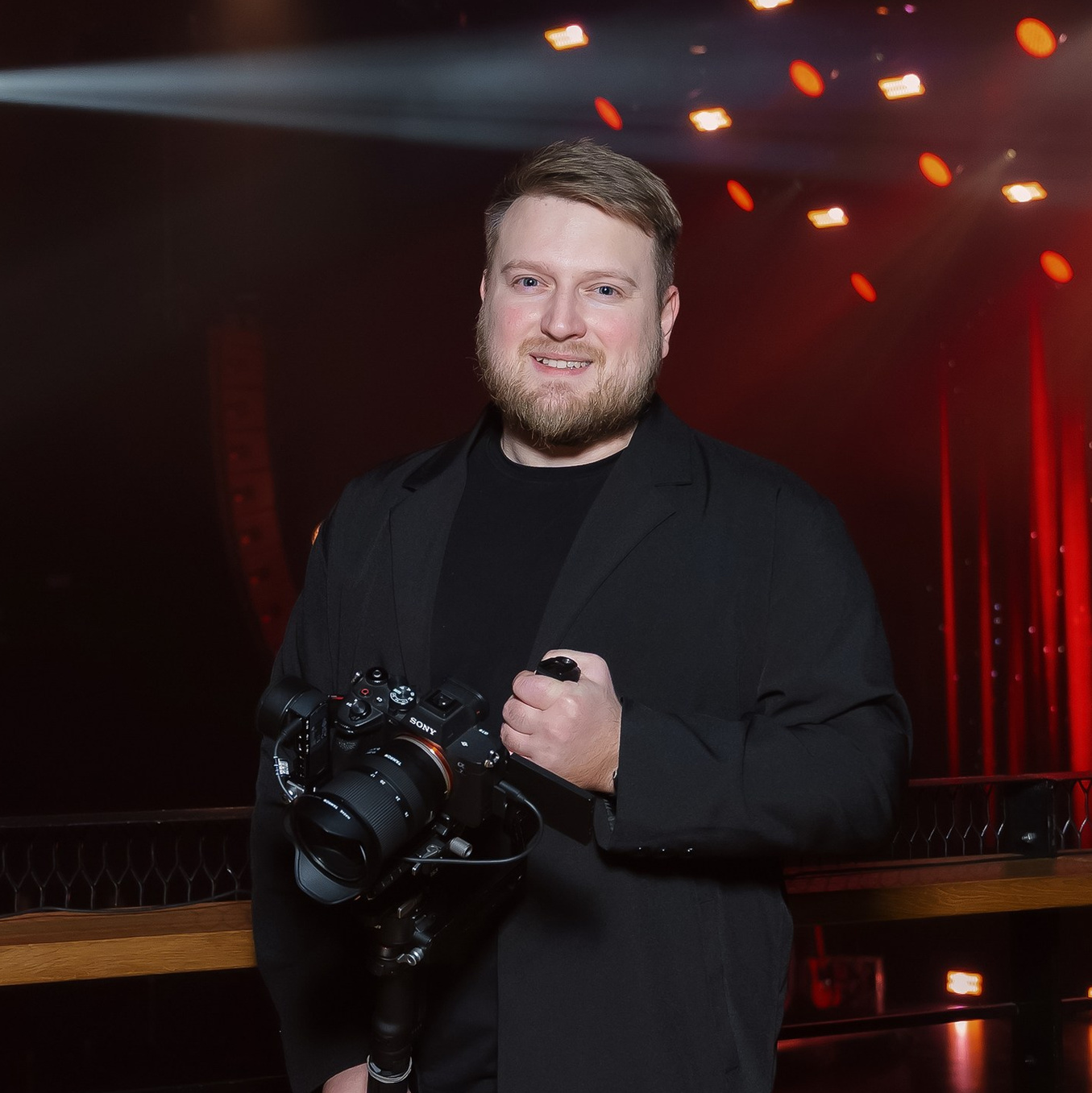 Владислав Барменков - профессиональный видеограф в Москве. Видеосъемка корпоративных мероприятий, интервью, подкастов, свадеб. Примеры работ, отзывы и контакты на сайте.