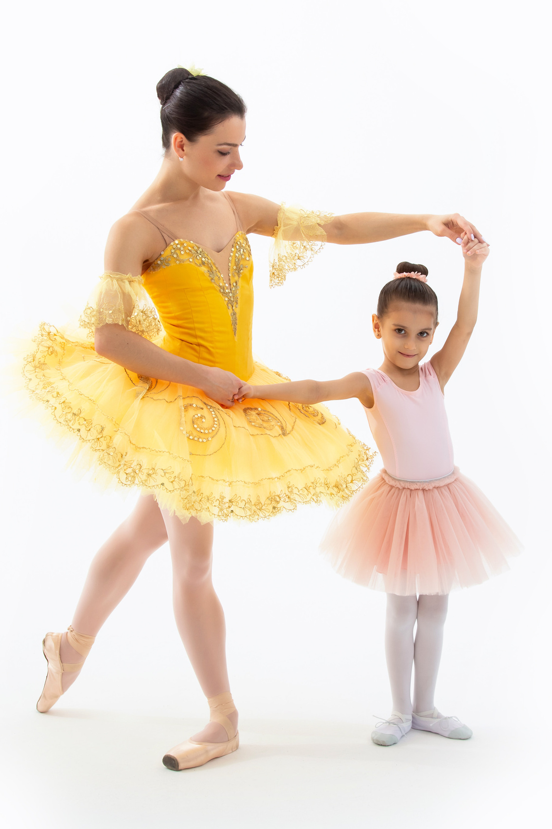 Девочка балерина позирует вместе со своей наставницей балериной  на фотосессии для гимнастики и балета 