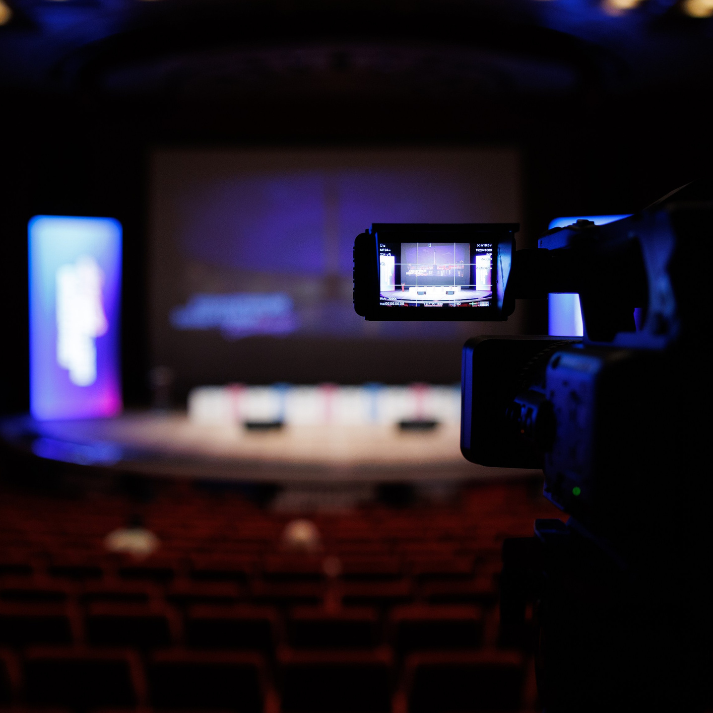 Смотреть портфолио репортажного фотографа на мероприятия и конференции в СПб