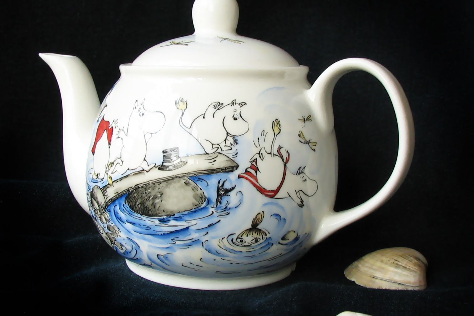 Чайная посуда с Муми-троллями. Фарфоровый  заварочный чайник Муми-тролли. Роспись фарфора на заказ в Санкт-Петербурге. 