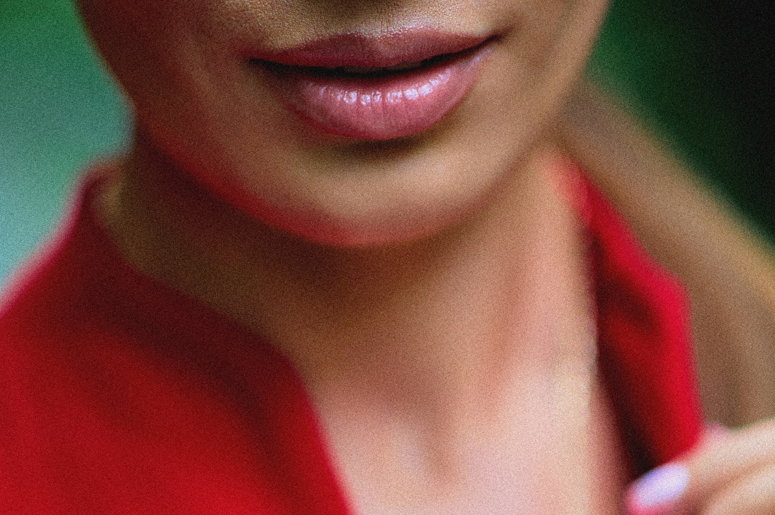 Красивая девушка, которая нравится себе на фотографиях