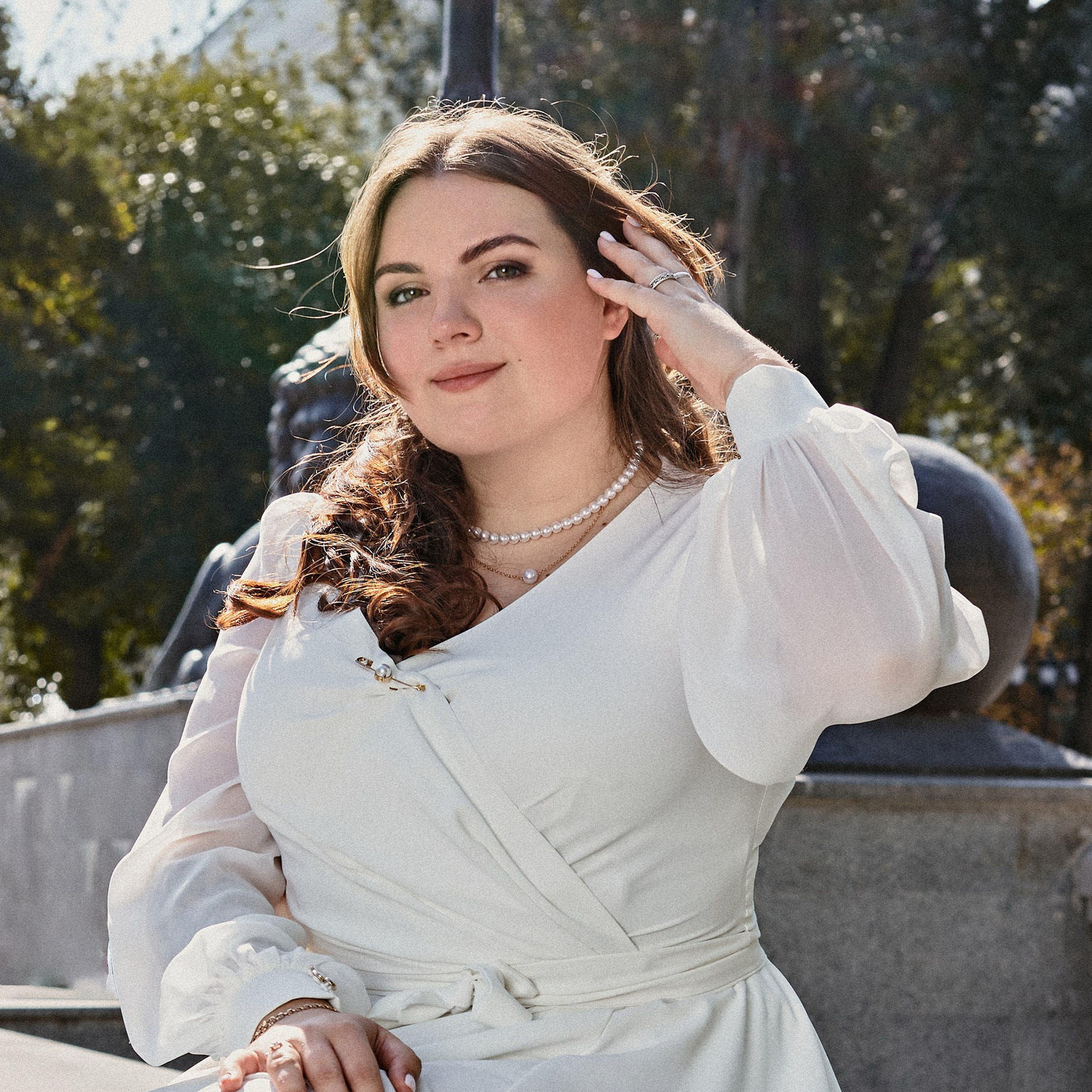 Невеста сидит и смотрит в кадр, уличная съёмка