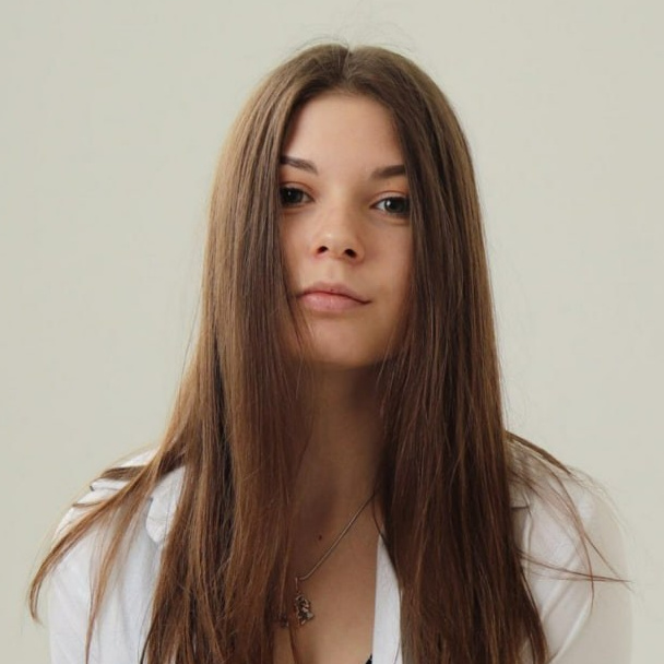 Модели девушки для предметной съемки продукции в Казани.