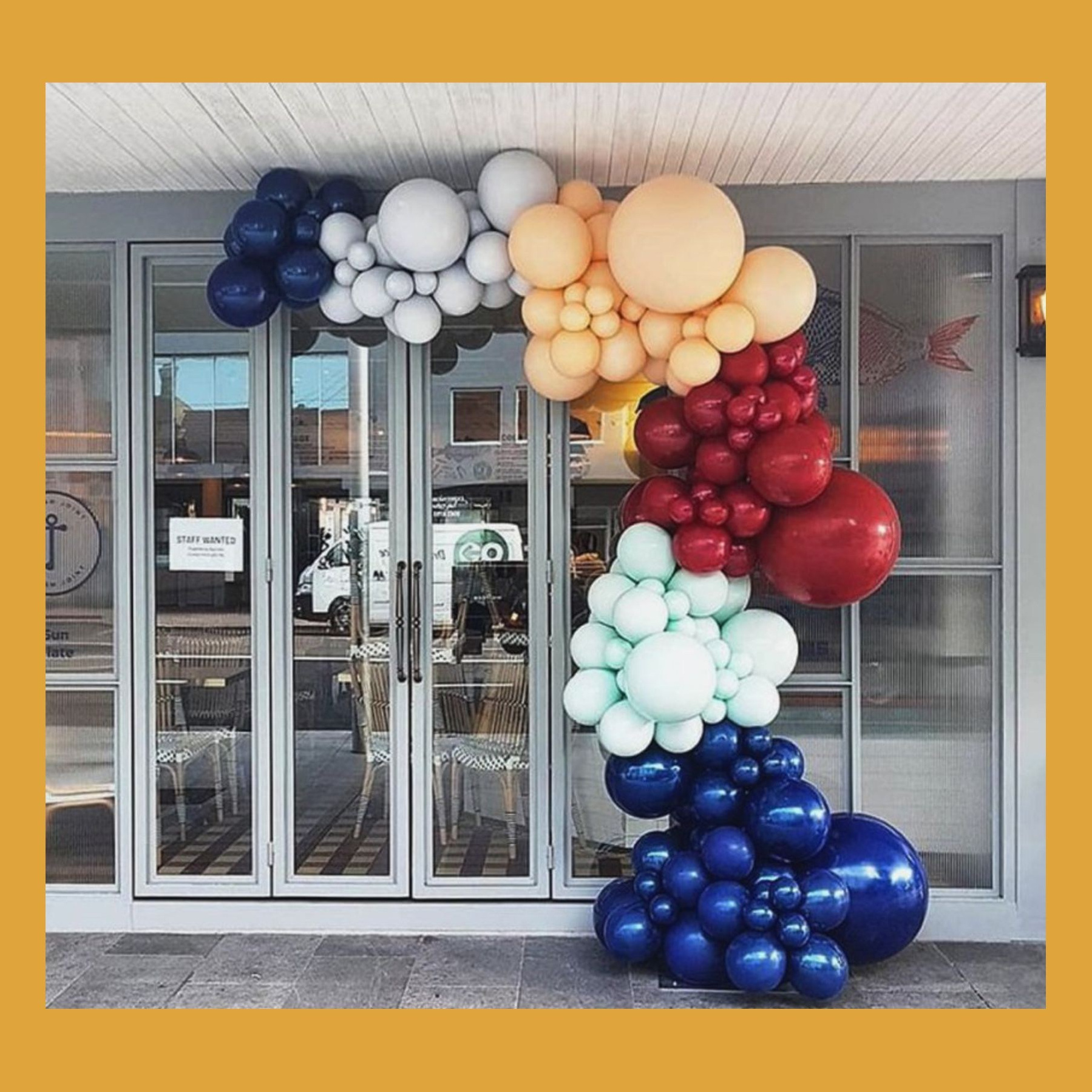 Разнокалиберная гирлянда шар. Студия праздничного декора