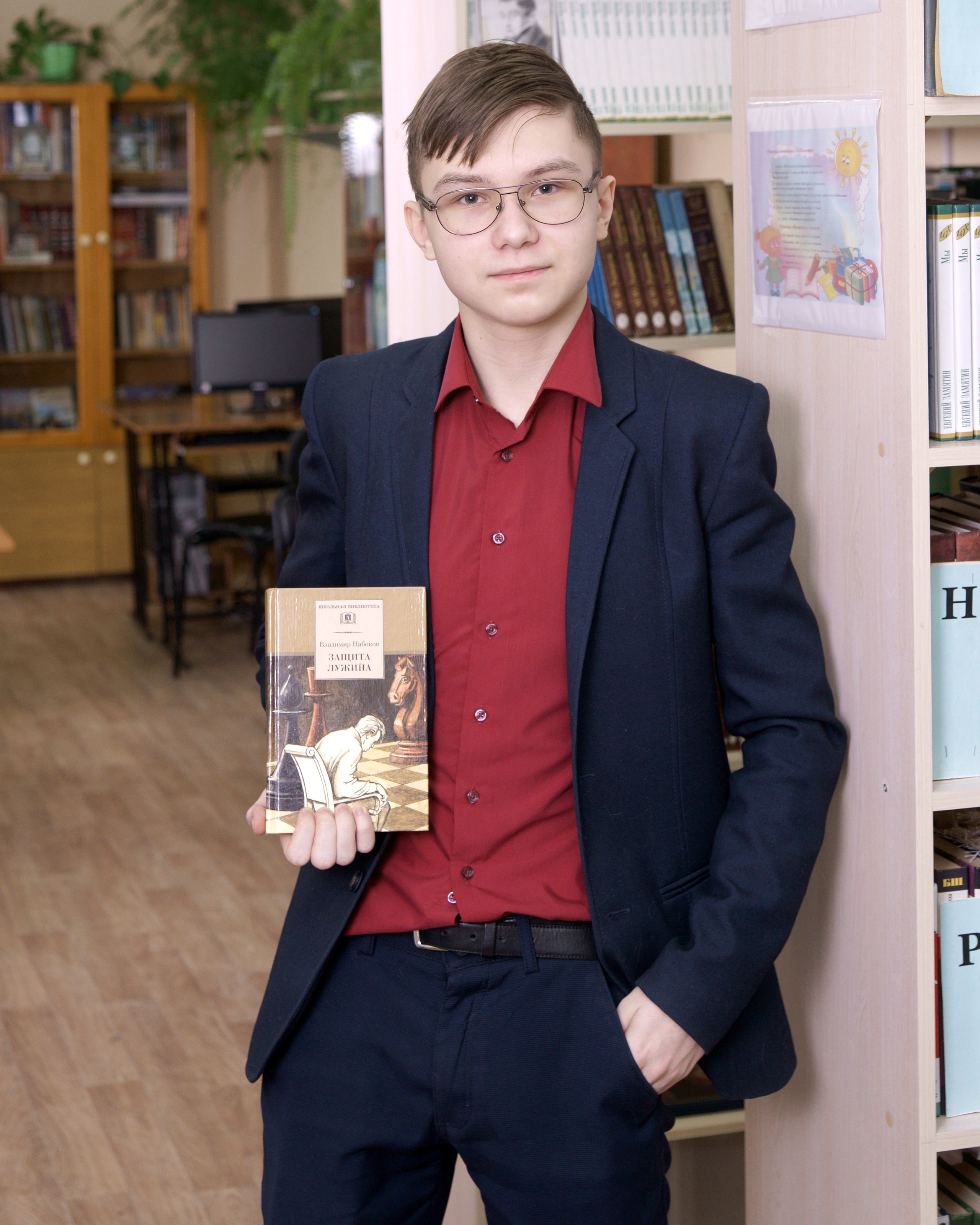 Выпускник старшей школы - школьная сьемка - в библиотеке