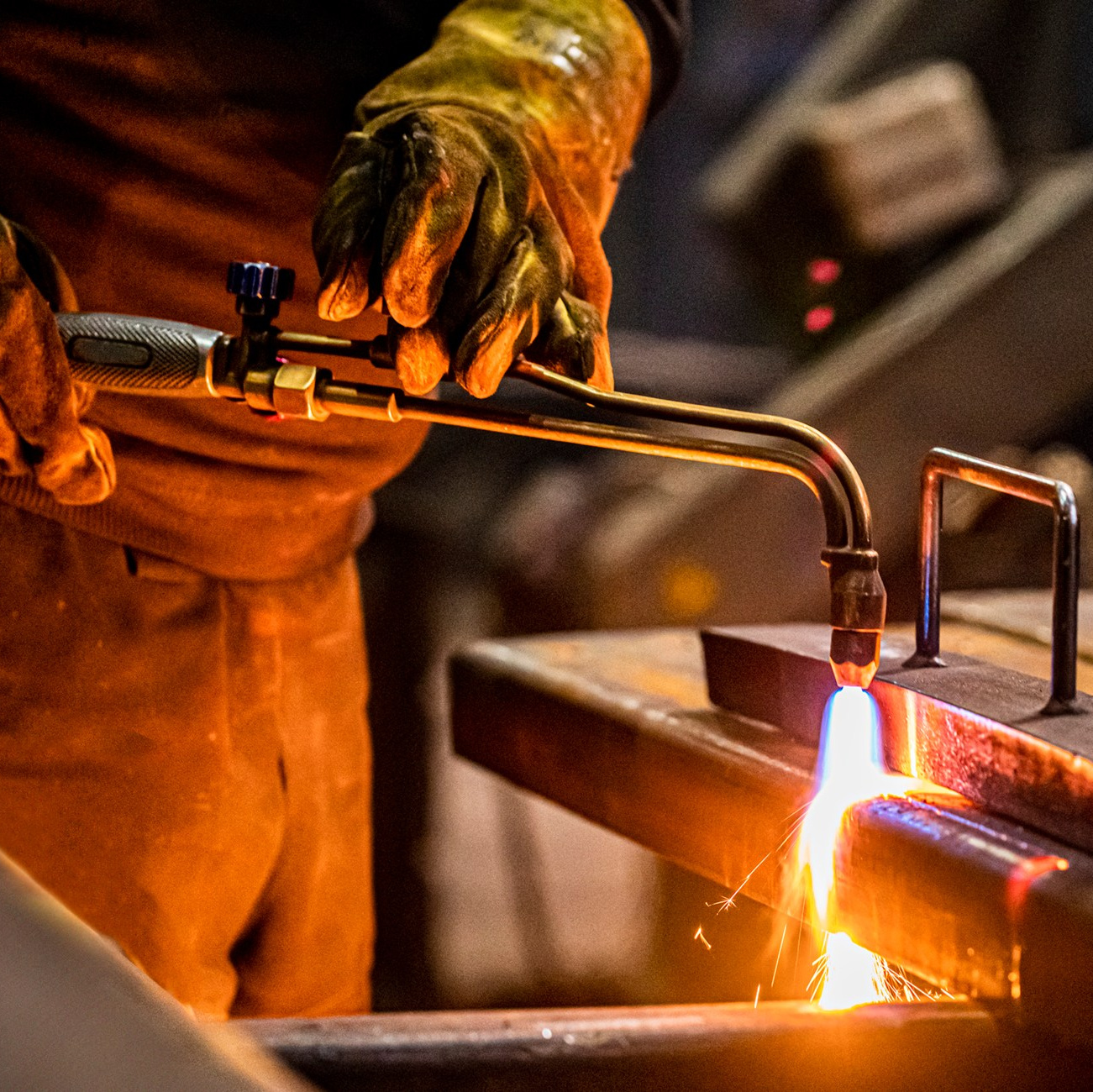 Промышленное фото: сварщик за работой